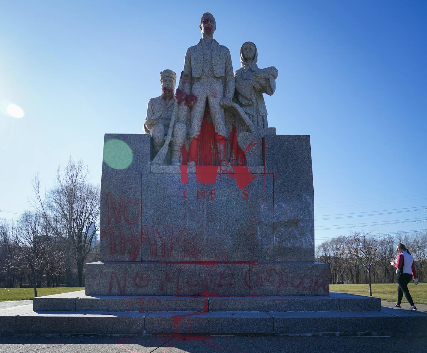 Minneapolis Park Police are investigating after vandals painted the 'Pioneers' statue in BF Nelson Park. ] Shari L. Gross ¥ shari.gross@startribune.com Minneapolis Park Police are investigating after vandals toppled a statue of George Washington and defaced a second colonial monument with graffiti early on Thanksgiving morning. A statue of Washington, the Revolutionary War general and first American president, was torn from its base in Washburn Fair Oaks Park across from the Minneapolis Institut