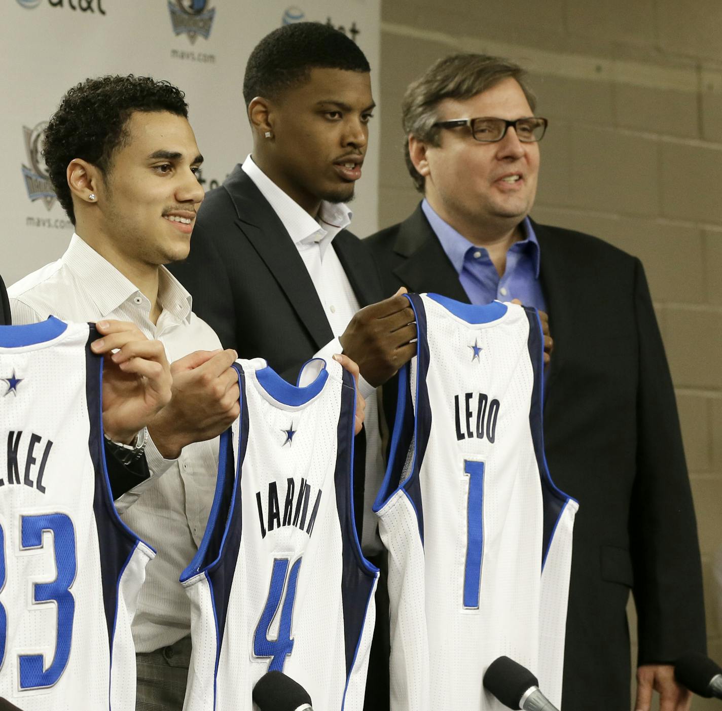 Dallas Mavericks head coach Rick Carlisle, left, and President of Basketball Operations and General Manager Donnie Nelson, right, pose with team rookies Gal Mekel, of Israel, Shane Larkin and Ricky Ledo as they present them with their team jerseys at the end of a news conference Wednesday, July 10, 2013, in Dallas. (AP Photo/Tony Gutierrez) ORG XMIT: NYOTK