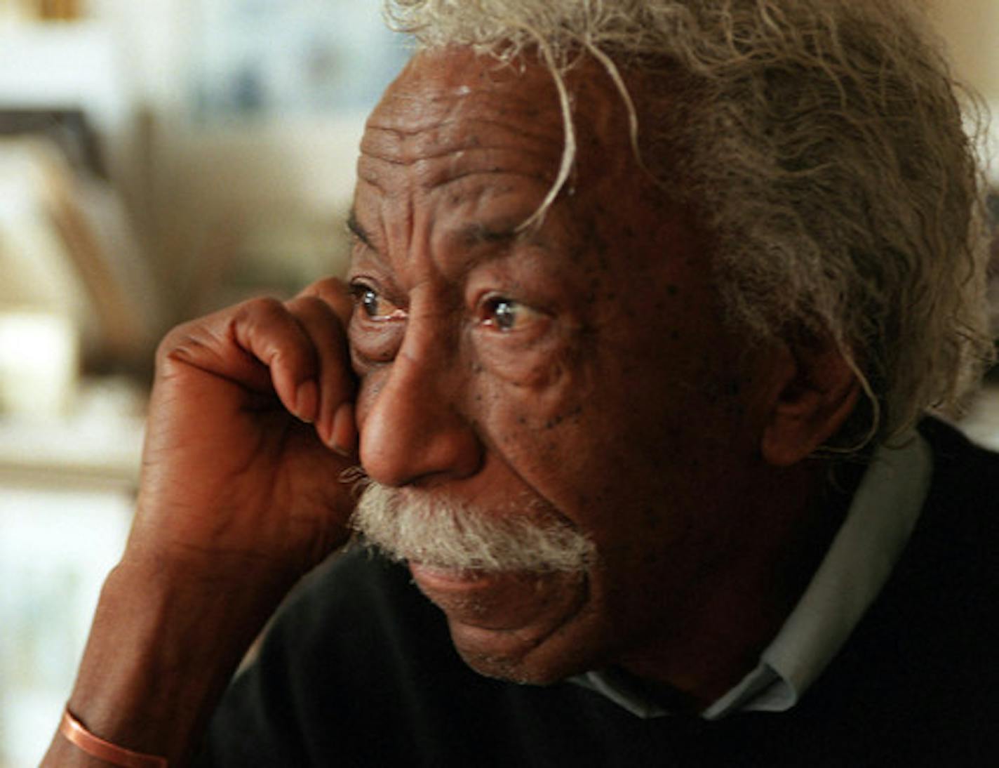 (NYT72) NEW YORK -- March 7, 2006 -- OBIT-PARKS-2 -- Gordon Parks in his home in New York in November 2000. Parks, the photographer, filmmaker, writer and composer who used his prodigious, largely self-taught talents to chronicle the African-American experience and to retell his own personal history, died Tuesday, March 7, at his home in Manhattan. He was 93. His death was announced by Genevieve Young, his former wife and executor. (Chester Higgins Jr./The New York Times)