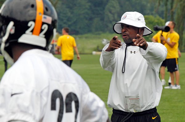 Pittsburgh Steelers running backs coach Kirby Wilson, right, instructs players during practice at the NFL football training camp in Latrobe, Pa., Thur