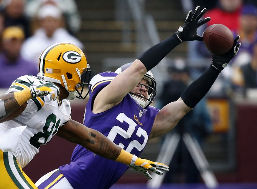 Vikings safety Harrison Smith (22) almost intercepted an Aaron Rodgers pass in the third quarter. Green Bay beat Minnesota by a final score of 24-21.