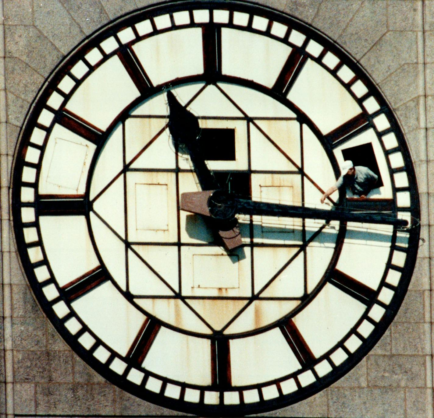 September 28, 1989 Mpls Courthouse. workmen servicing clock face... it looked like they were working on the neon lighting tubes that outline the hands of the clock (better check on this).. Don Black, Minneapolis Star Tribune ORG XMIT: MERbf38b81864ff8ab228b1cbe1d489a