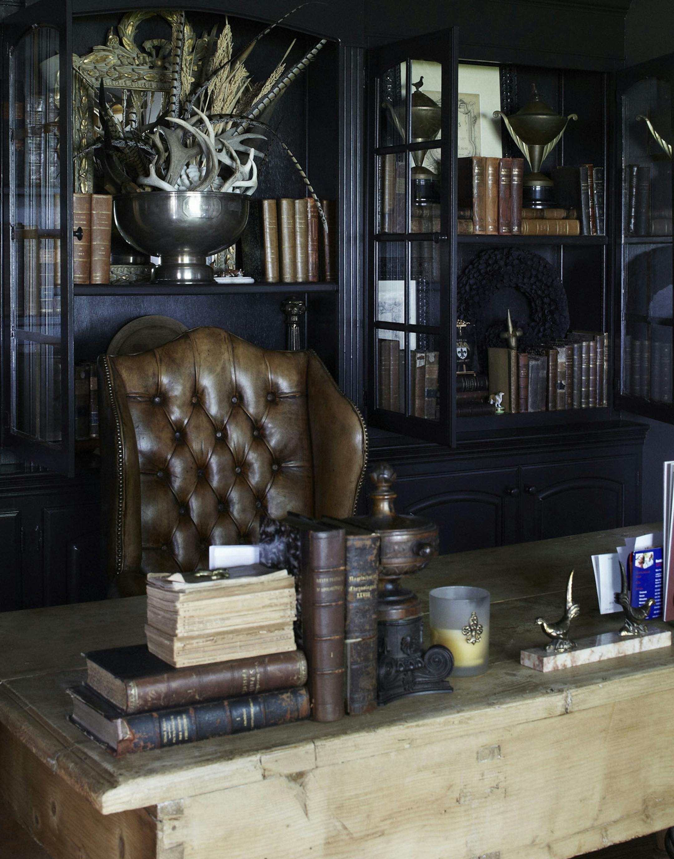 Annie Brahler designed this office for a client who wanted a vintage desk that reminded her of a horse barn with its warm, worn wood. (Bjorn Wallander/TNS) ORG XMIT: 1175557