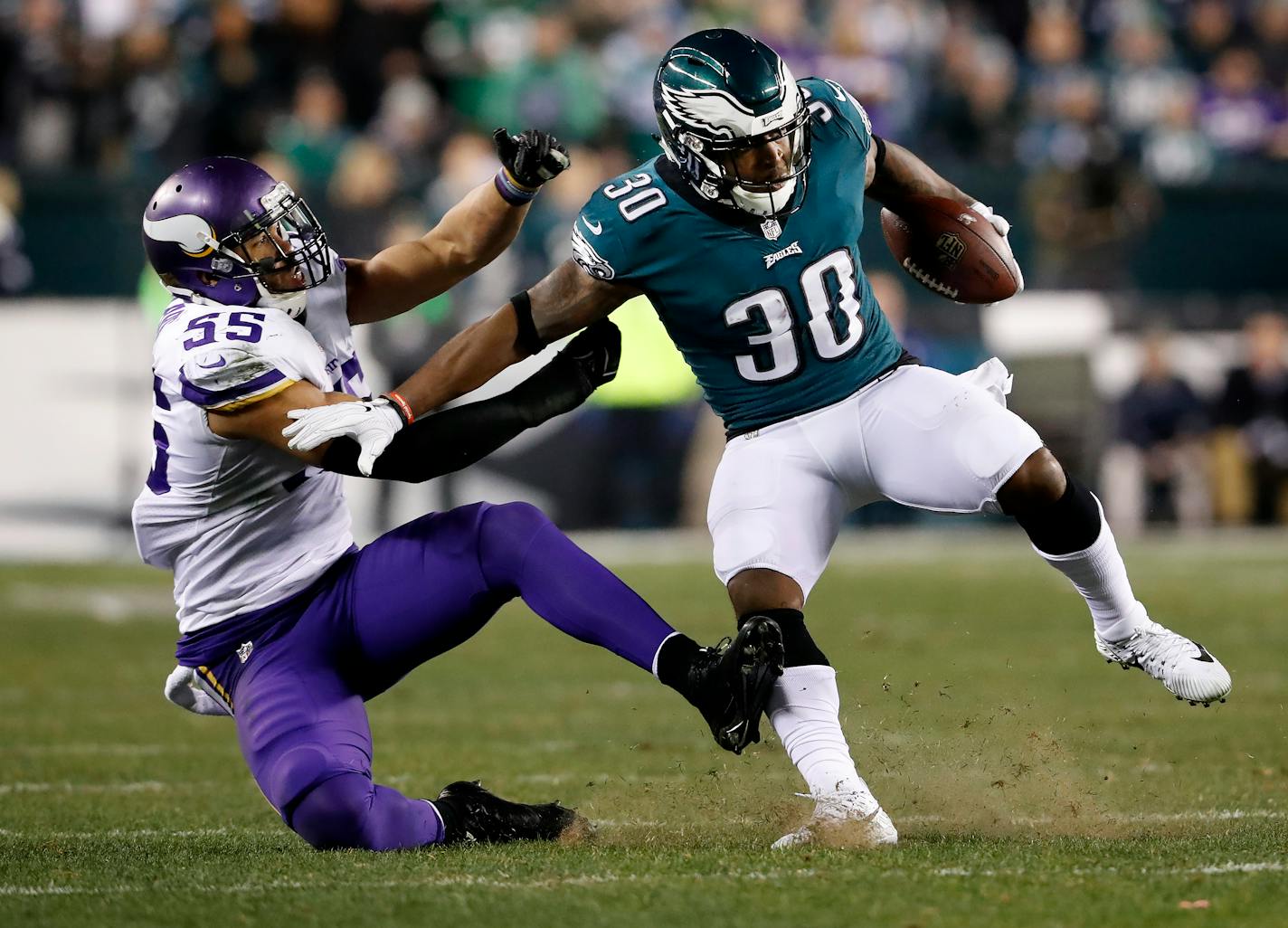 Corey Clement (30) broke away from Anthony Barr (55) in the second quarter.