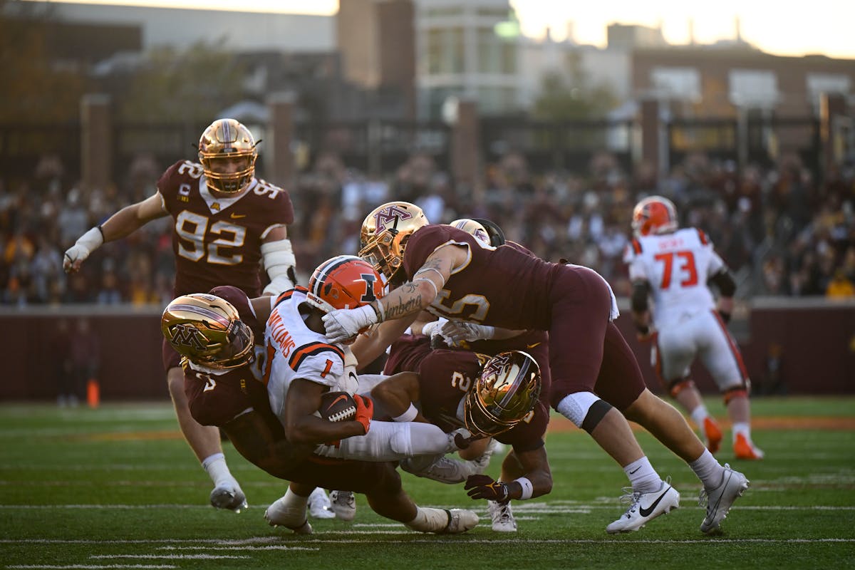 The Gophers swarmed Isaiah Williams (1) on this play Saturday but left him wide open on Illinois’ winning touchdown pass.