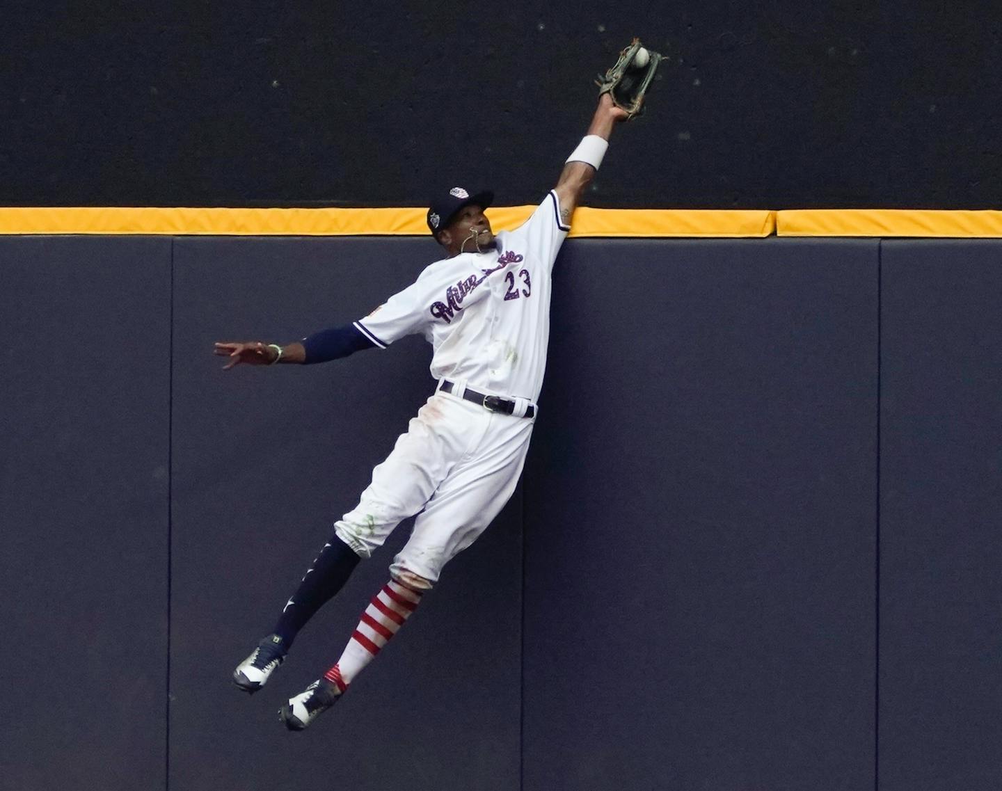 Brewers center fielder Keon Broxton made a leaping catch at the wall on a ball hit by the Twins' Brian Dozier during the ninth inning. Despite a later homer by Eduardo Escobar in the ninth, the Twins still fell 3-2 to the Brewers, who swept the three-game series.