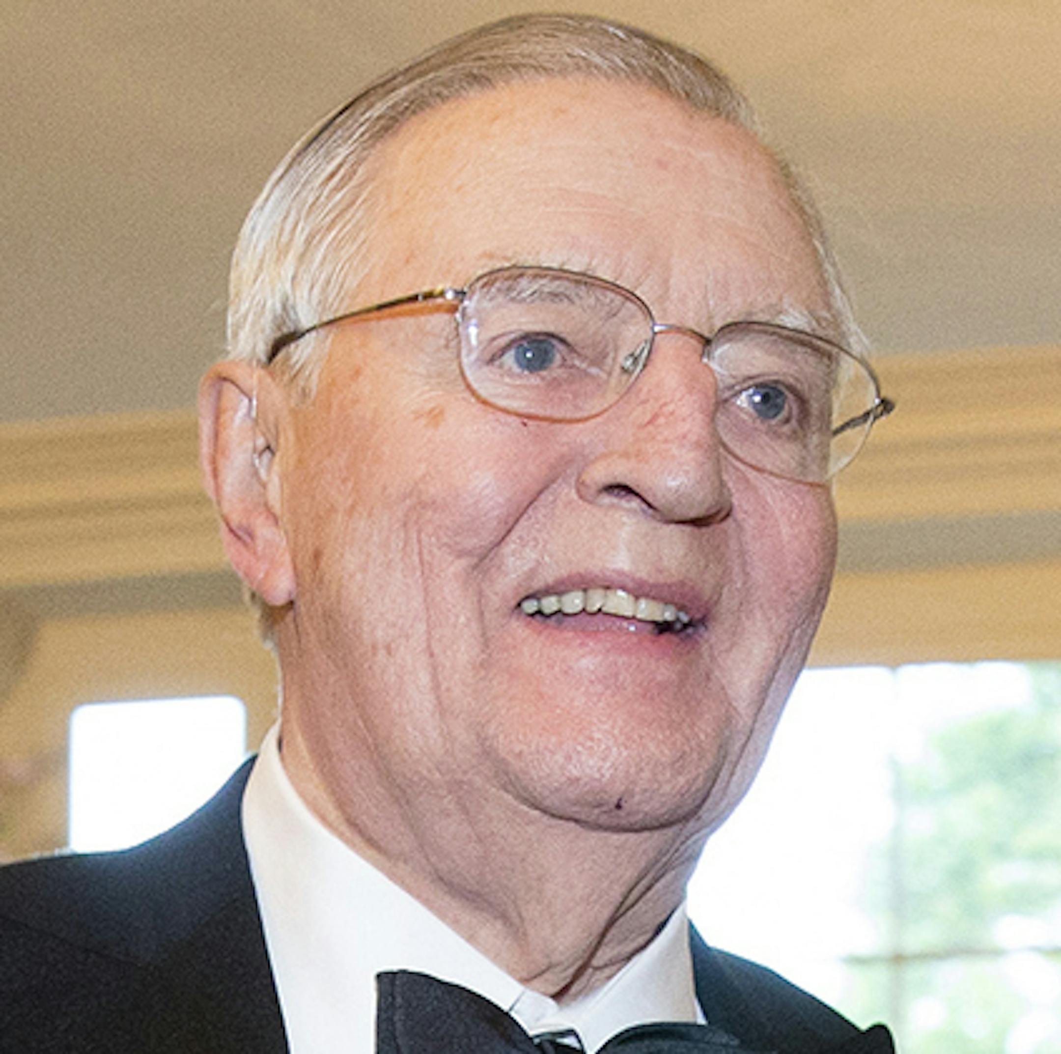 Former Vice President Walter Mondale arrives for a state dinner for Japanese Prime Minister Shinzo Abe, Tuesday, April 28, 2015, at the White House in Washington. (AP Photo/Andrew Harnik) ORG XMIT: DCAH403