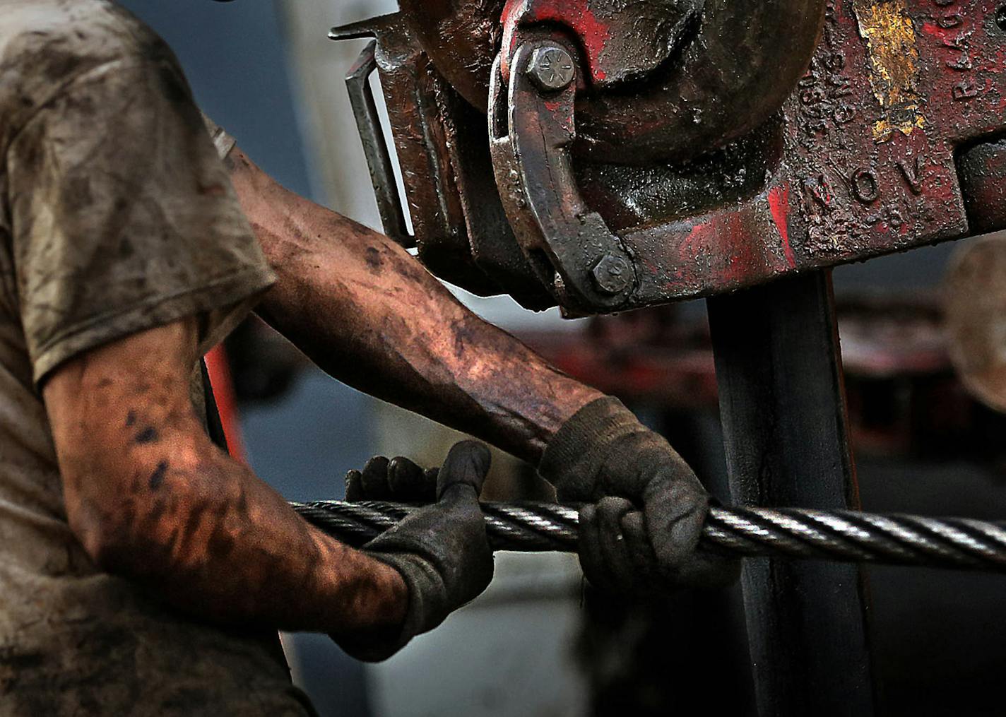 Floor hand Ray Gerrish worked to make repairs on a drilling rig as the sun rose near the site outside Watford City. ] (JIM GEHRZ/STAR TRIBUNE) / October 23, 2013, Keene, ND &#x201a;&#xc4;&#xec; BACKGROUND INFORMATION- PHOTOS FOR USE IN SECOND PART OF NORTH DAKOTA OIL BOOM PROJECT: Dozens of drilling rigs dot the North Dakota landscape in the Williston Basin and the Bakken Oil Formation. Once the rigs drill holes, several miles deep and then several miles horizontally, hydraulic fracturing techno