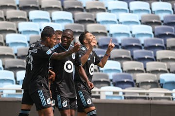 Emanuel Reynoso (10) celebrated with teammates Joseph Rosales (8), Kervin Arriaga (33), Robin Lod (17) and Bongokuhle Hlongwane (21) after breaking a