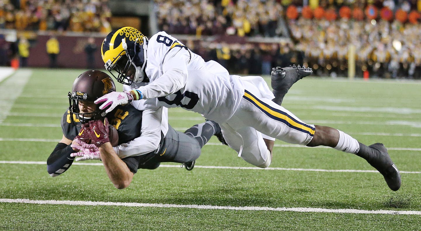 Minnesota Golden Gophers wide receiver Drew Wolitarsky (82) was just shy of the goal line as cornerback Channing Stribling (8) tackled him with seconds on the clock at TCF Bank Stadium Saturday October 31, 2015 in Minneapolis, MN. ] Minnesota hosted Michigan at TCF Bank Stadium . Jerry Holt/ Jerry.Holt@Startribune.com