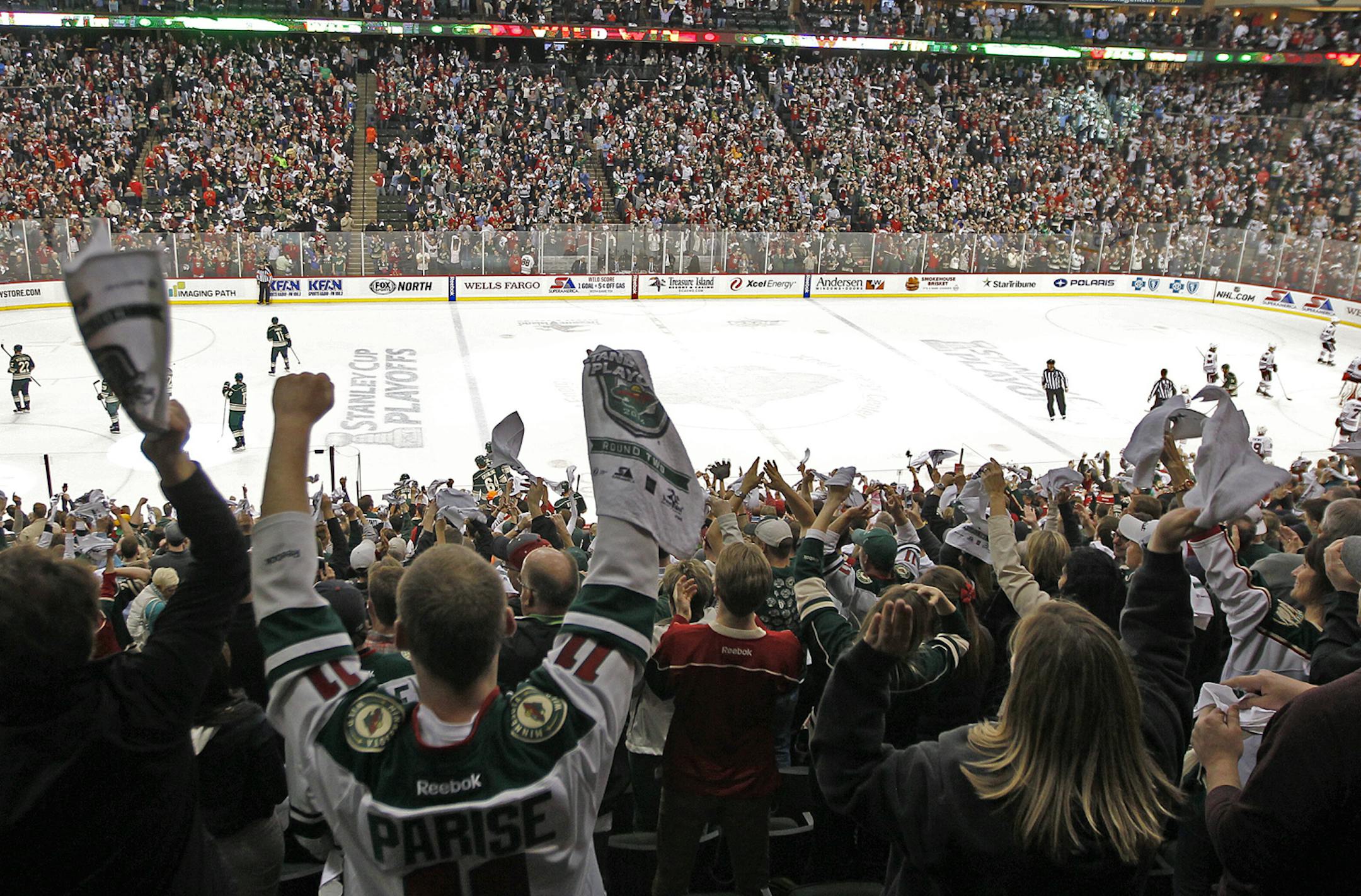 Minnesota fans celebrated a Wild goal in the third period as the Minnesota Wild took on the Chicago Blackhawks in game 3 of the series the the Stanley Cup Playoffs, Tuesday, May 6, 2014 at the Xcel Energy Center in St. Paul, MN. ] (ELIZABETH FLORES/STAR TRIBUNE) ELIZABETH FLORES &#x2022; eflores@startribune.com ORG XMIT: MIN1405062316496270