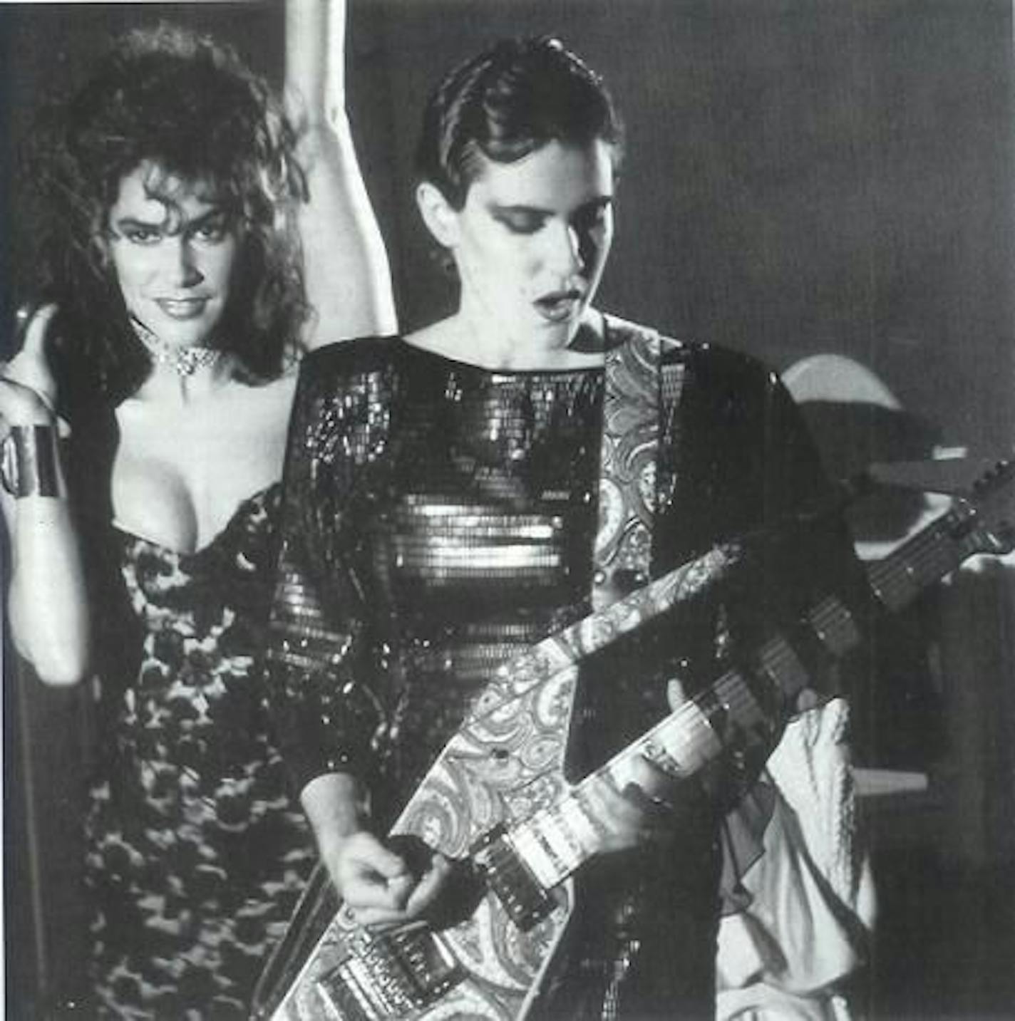 Susannah Melvoin, left, with twin sister Wendy Melvoin in the 'Girls & Boys' video.