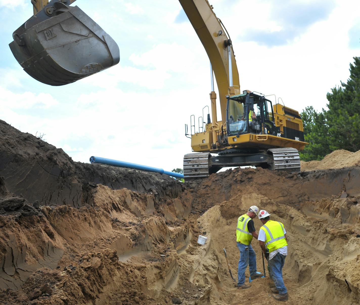 GLEN STUBBE &#xa5; gstubbe@startribune.com - Wednesday, July 29, 2009 -- Pine Island, Minn. -- ] Work crews laid sewer line near Highway 52 on what will become Elk Run, a new BioBusiness Park in Pine Island, just north of Rochester. The development is being done by Tower Investments, a California-based real estate investment company which bought the 2,325-acres which includes an Elk Farm.