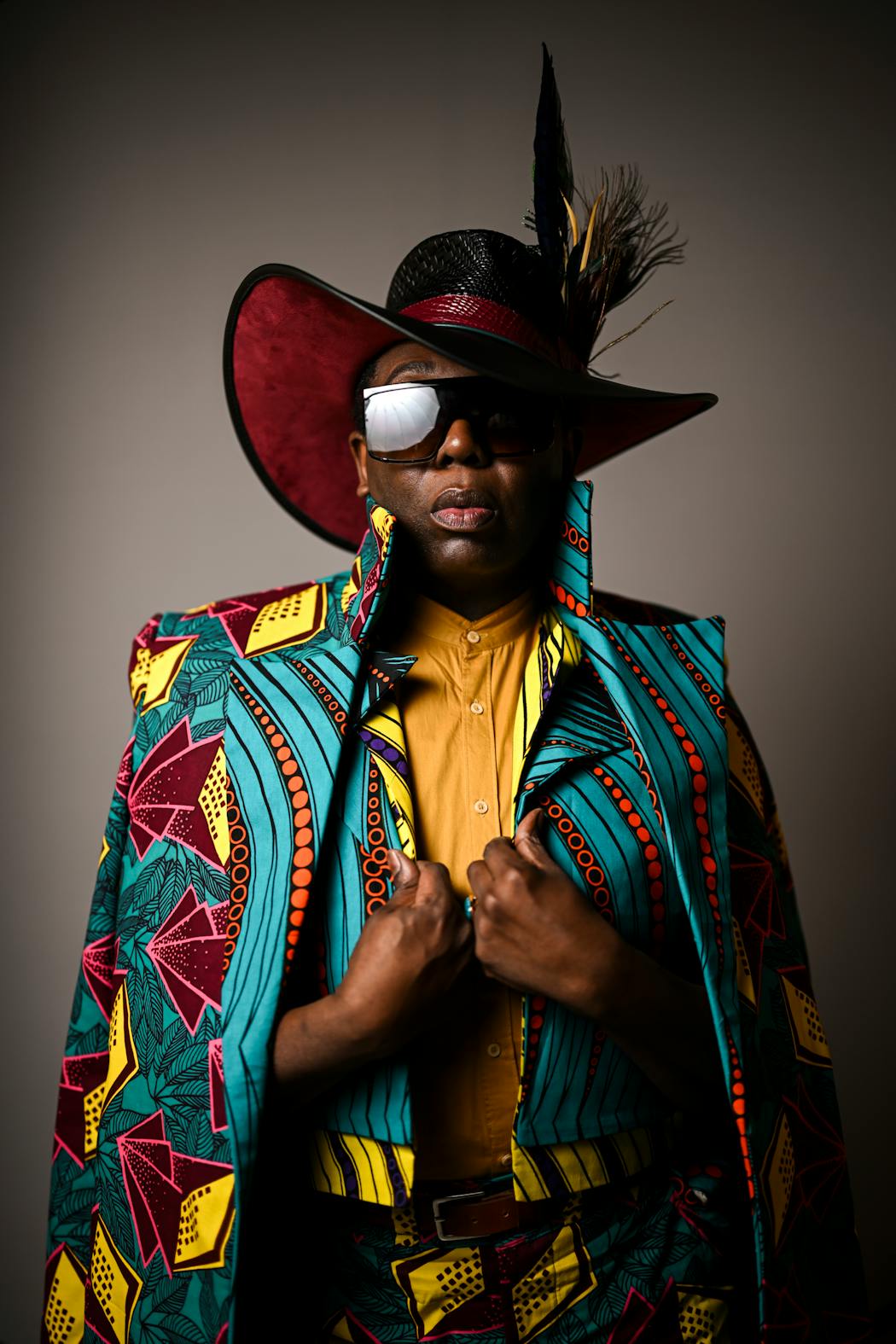 BeBe Zahara Benet, known for winning the first season of the reality-television show RuPaul’s Drag Race, paired a Hot Roz suit featuring Ankara prints of West Africa with a leather hat from Blonde Swan for his first Derby.  