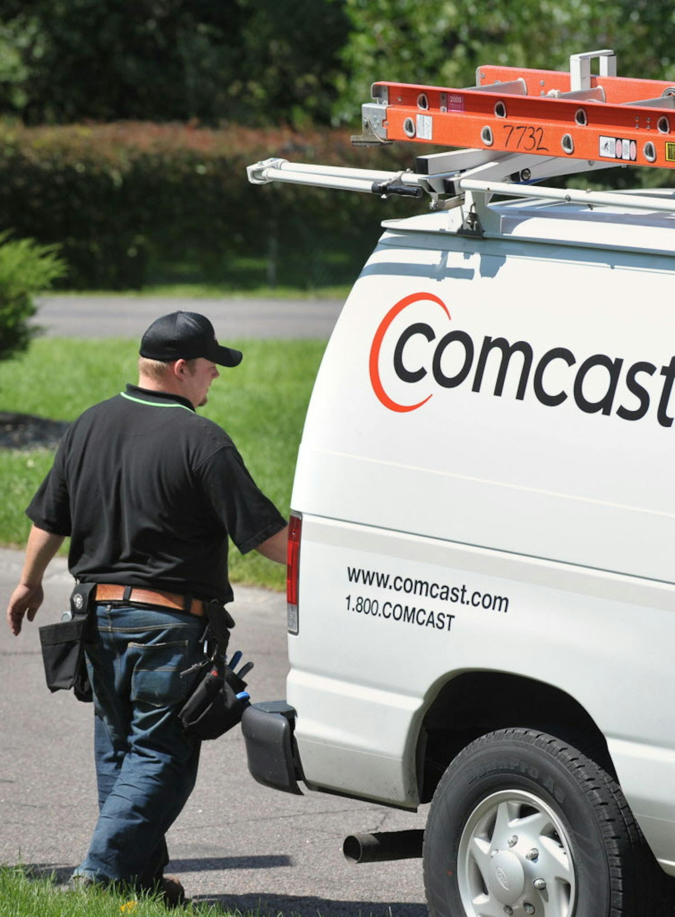 GLEN STUBBE • gstubbe@startribune.com -- Monday, August 24, 2009 -- Hopkins, Minn. -- Comcast technician Neil Gibbons checked a Hopkins customer's devices and signal strength.