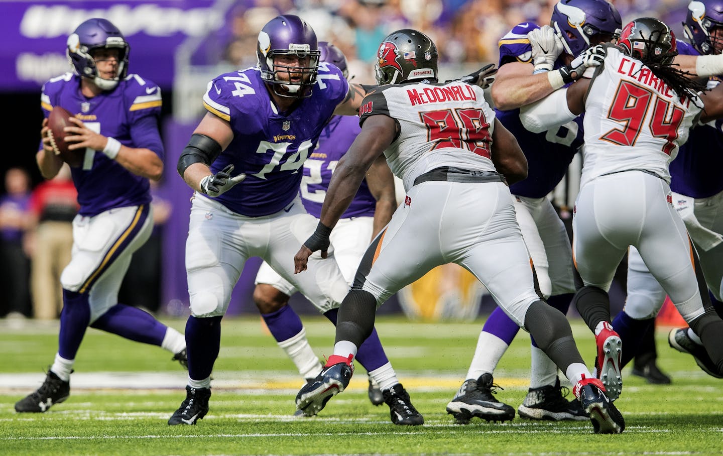 Minnesota Vikings Mike Remmers (74).