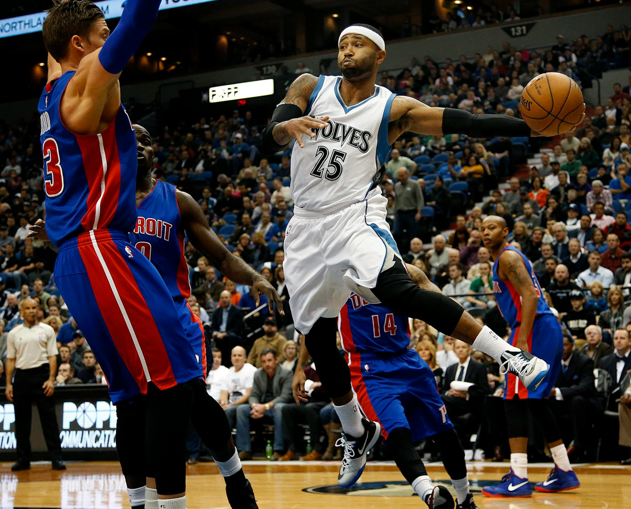 Mo Williams (25) attempted a pass to a teammate in the second quarter. ] CARLOS GONZALEZ cgonzalez@startribune.com - October 30, 2014, Minneapolis, Minn., Target Center, NBA, Minnesota Timberwolves vs. Detroit Pistons, Home Opener