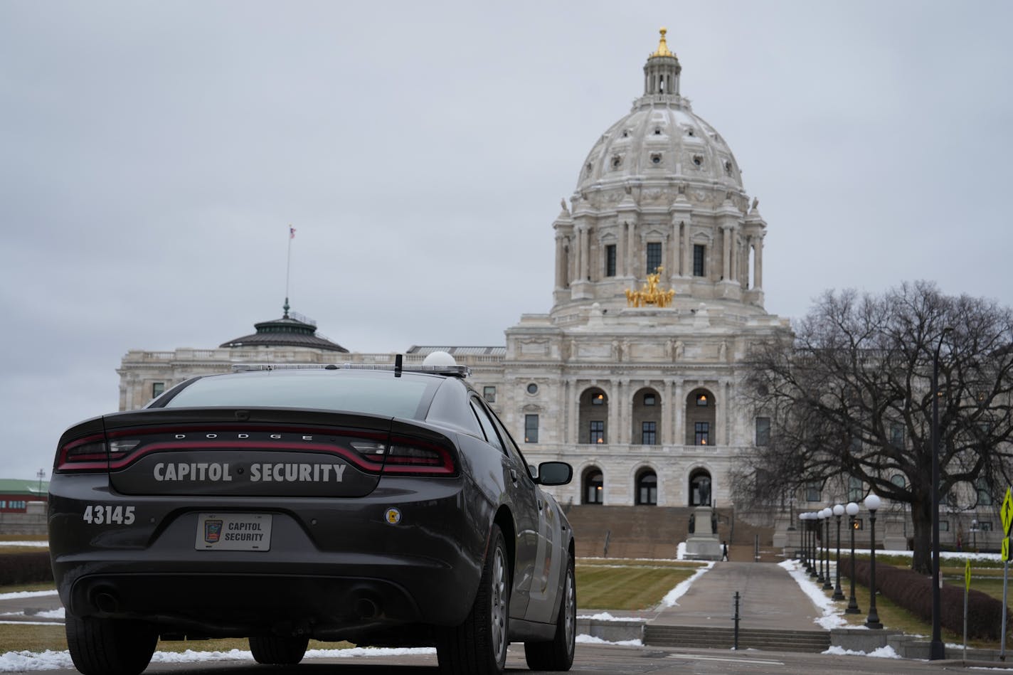 A Capitol Security officer kept an eye on the State Capitol Wednesday, Jan. 3, 2024 St. Paul, Minn. Buildings were evacuated and security tightened during an undisclosed threat against the MN capitol complex. This was apparently part of a national series of threats in state capitols across the country. ] GLEN STUBBE • glen.stubbe@startribune.com