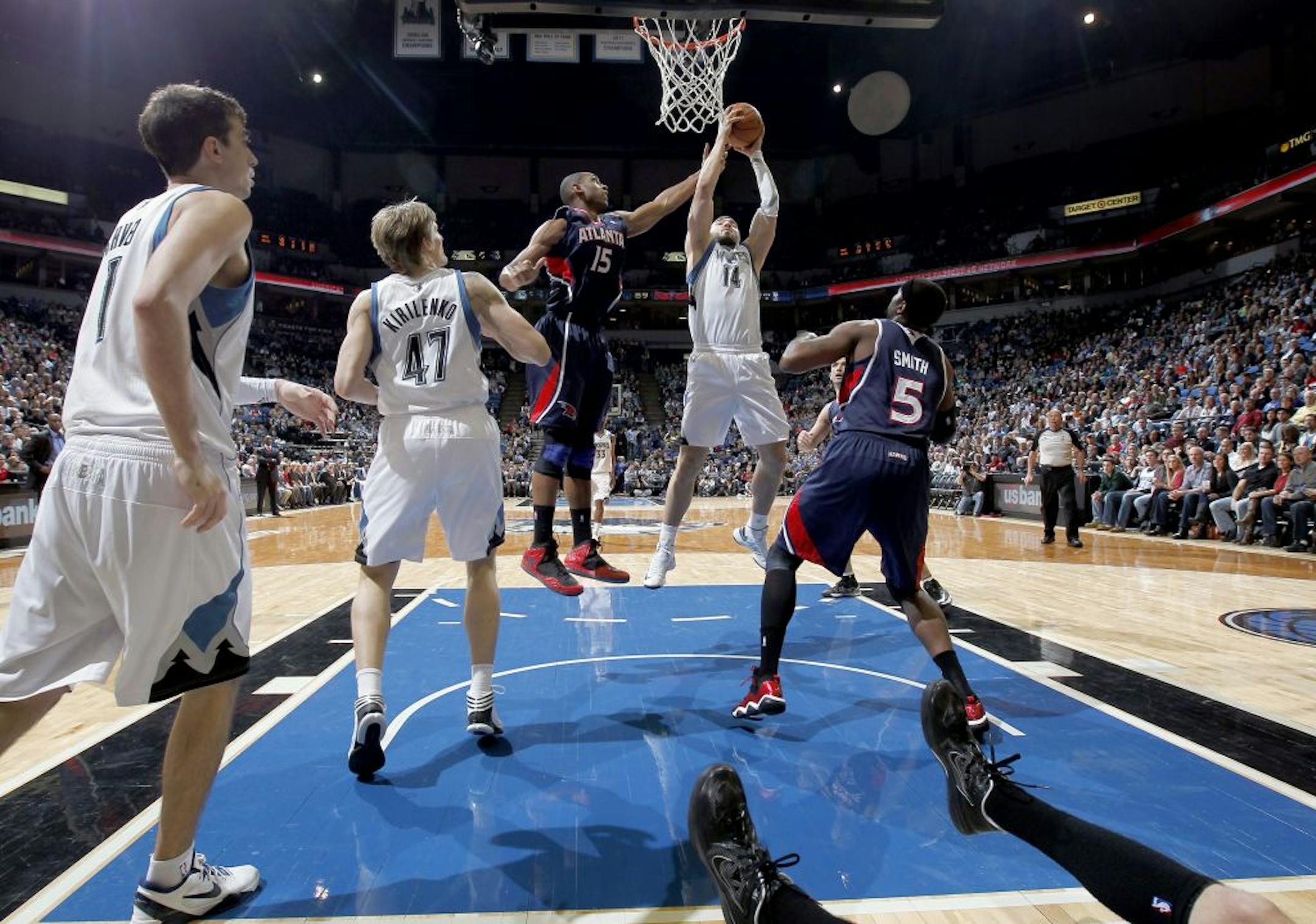 Nikola Pekovic (14) attempted a shot while being defended by Al Horford (15) in the fourth quarter. Pekovic had 25 points in the win.