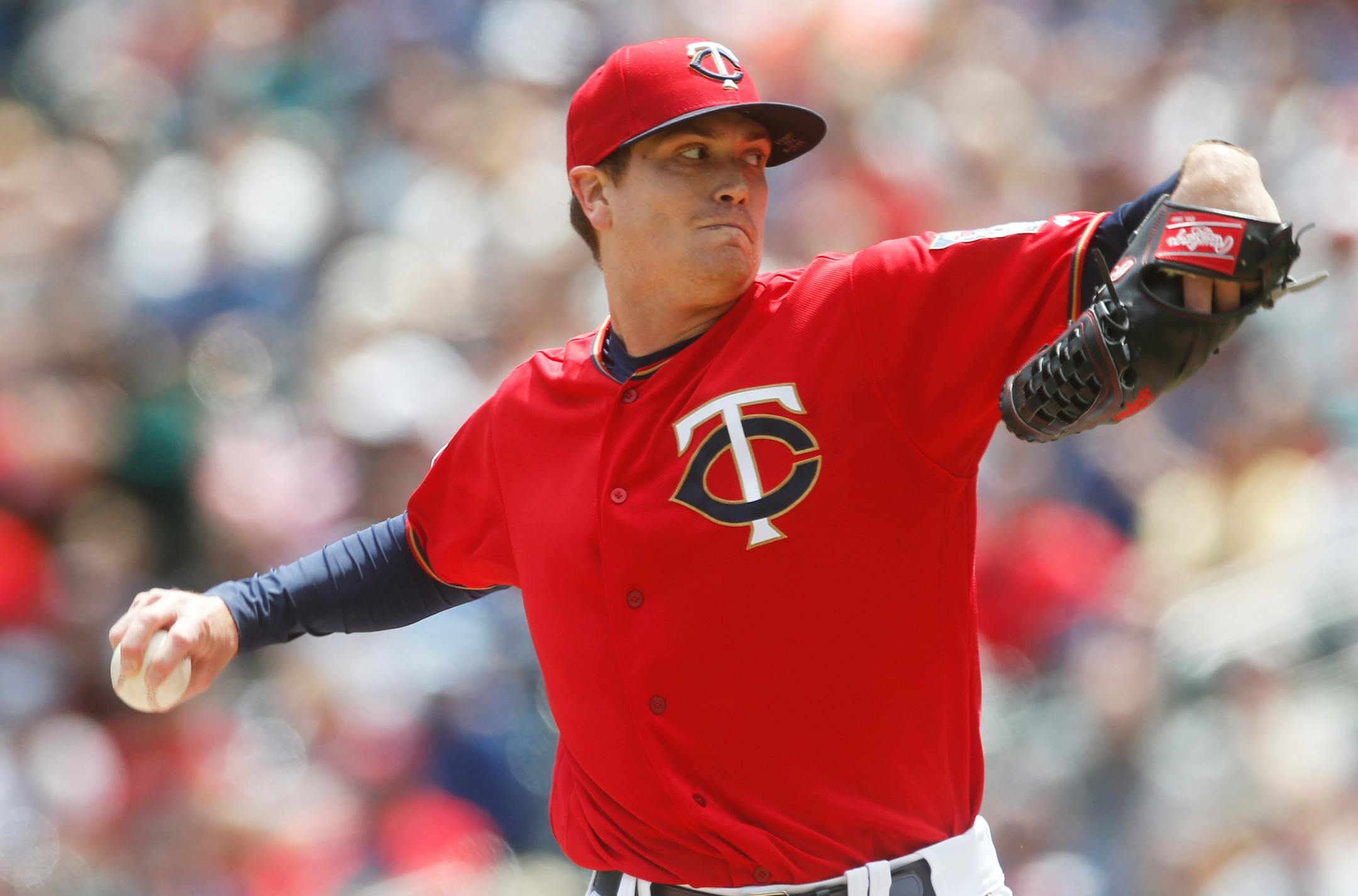Twins pitcher Kyle Gibson throws against the White Sox in the first inning Saturday