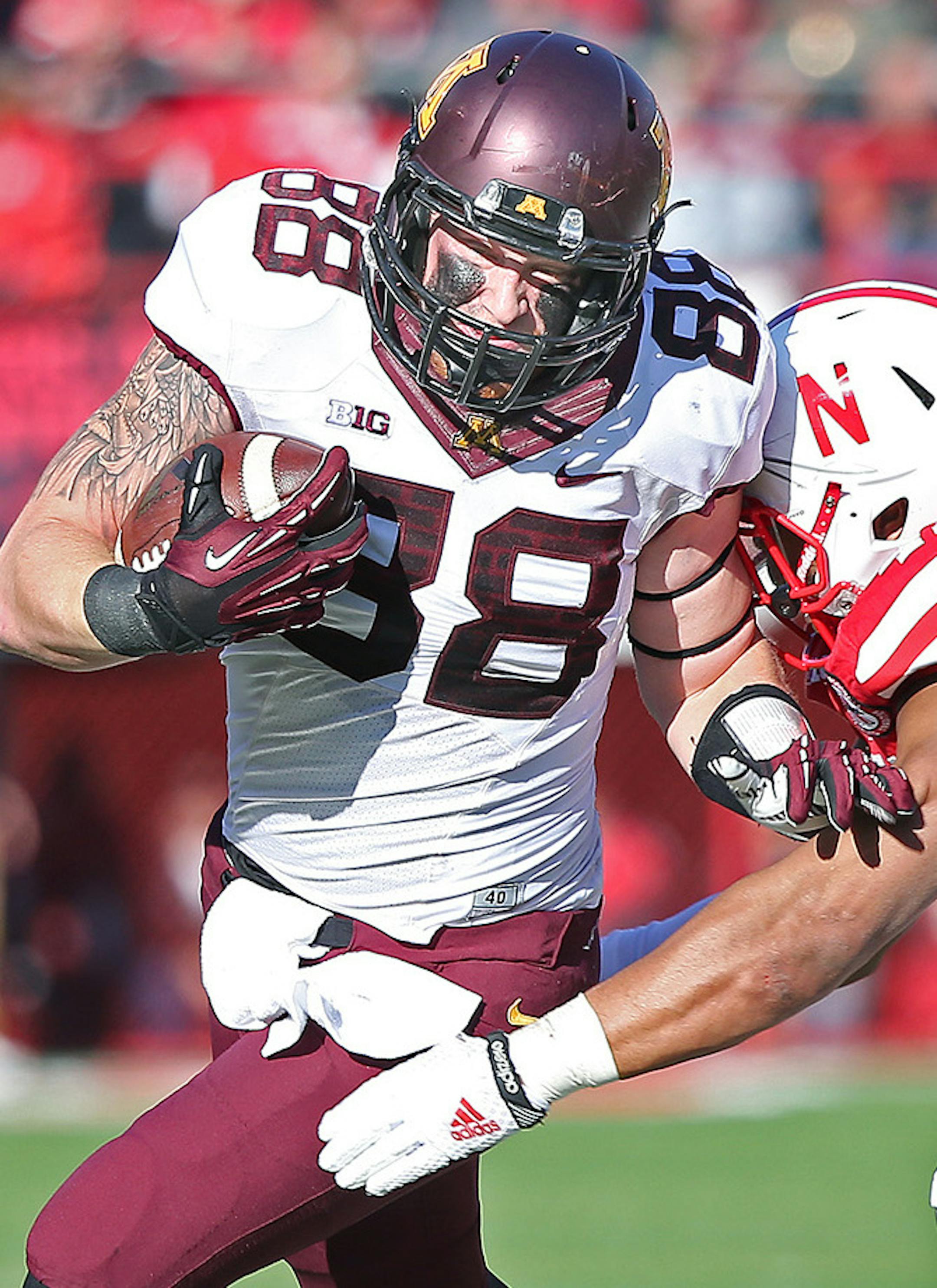 Minnesota's tight end Maxx Williams (88) ran for a first down despite defensive pressure by Nebraska's linebacker David Santos (41) for a pass in the fourth quarter as the Minnesota Gophers took on the Nebraska Cornhuskers at Memorial Stadium, Saturday, November 22, 2014 in Lincoln, NE. ] (ELIZABETH FLORES/STAR TRIBUNE) ELIZABETH FLORES • eflores@startribune.com