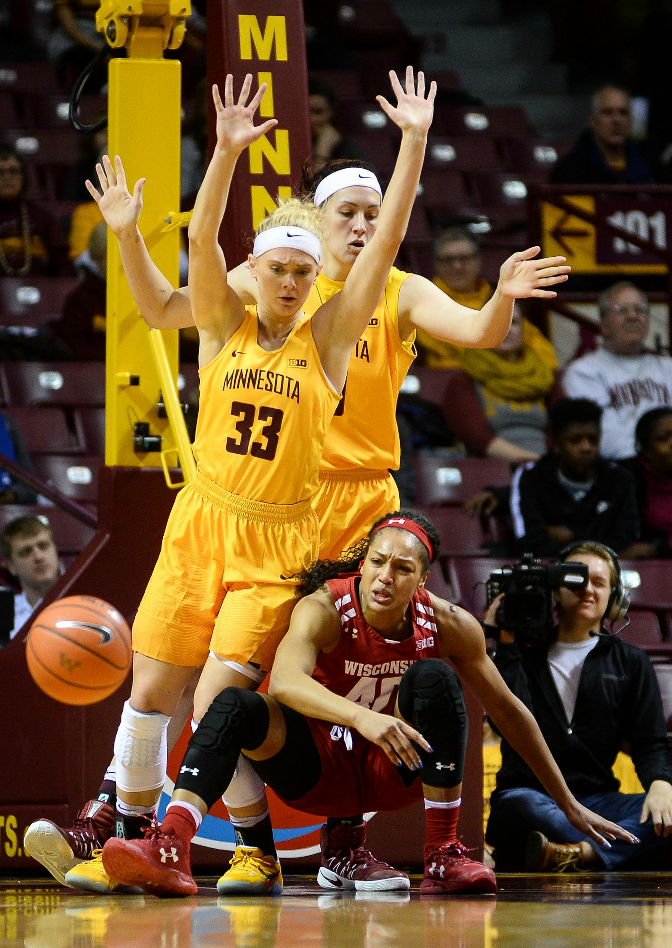 Wisconsin Badgers forward Avyanna Young (40) lost the ball while being guarded by Minnesota Golden Gophers guard Carlie Wagner (33) and center Jessie Edwards (10) in the second quarter. ] (AARON LAVINSKY/STAR TRIBUNE) aaron.lavinsky@startribune.com The University of Minnesota Golden Gophers women's basketball team played the University of Wisconsin Badgers on Saturday, Jan. 7, 2016 at Williams Arena in Minneapolis, Minn.