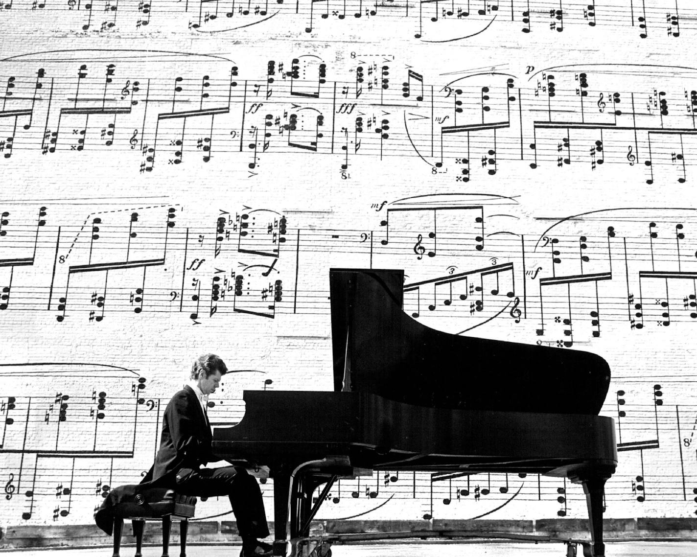 Before a 1977 concert, Van Cliburn played in the parking lot of Schmitt Music in Minneapolis against a backdrop of Ravel's "Gaspard de la Nuit."