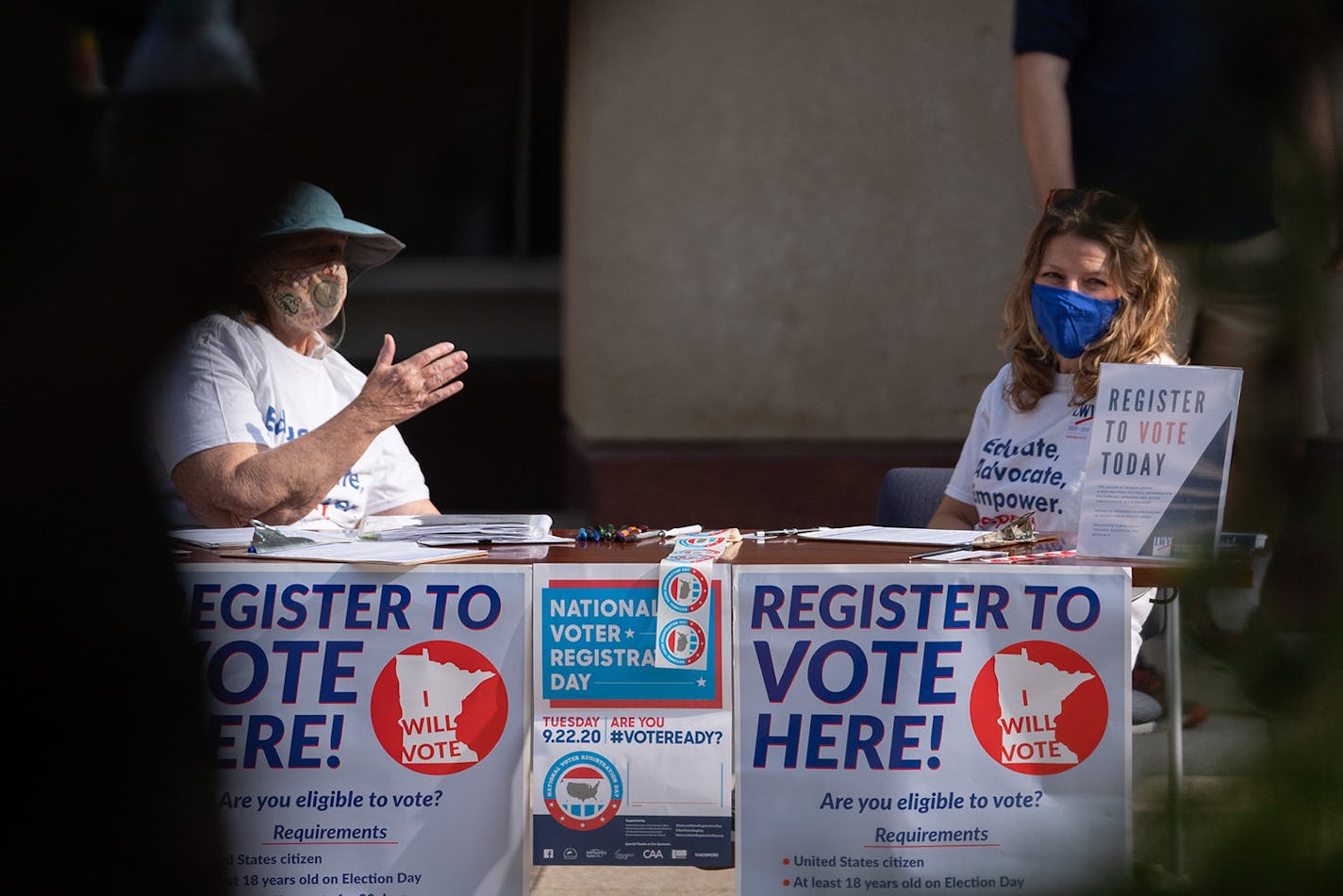 League of Women Voters volunteers Ann Napp and Katie Anthony await registrants at the federal courthouse in Minneapolis, Minnesota on Sept. 22, 2020. (Mark Vancleave/Minneapolis Star Tribune/TNS) ORG XMIT: 1782559