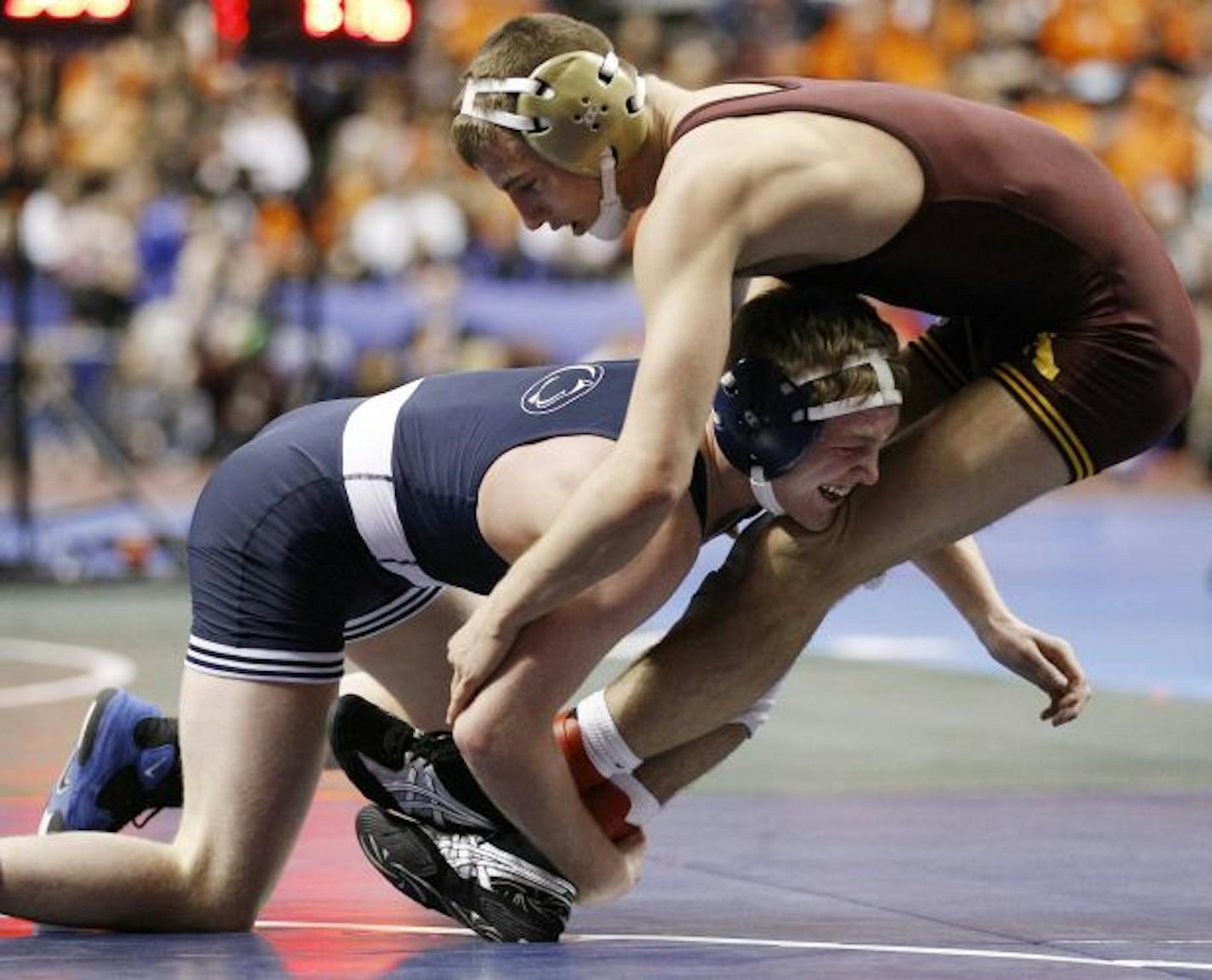 Penn State's Andrew Long, left, beat Minnesota's David Thorn during their 133-pound second-round match,