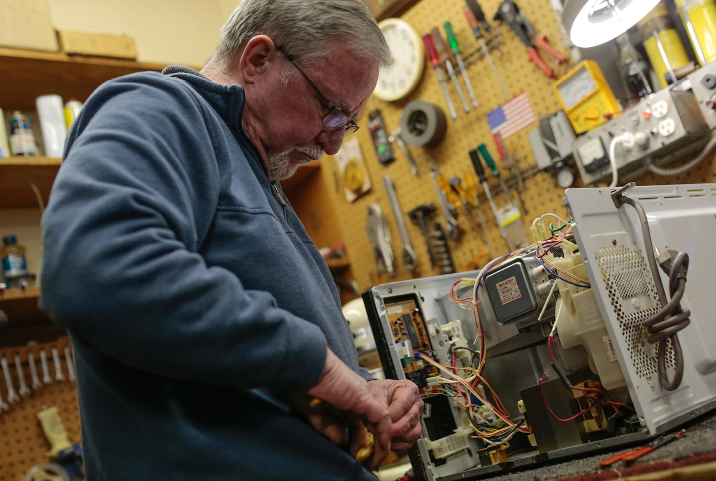 McNichols Electric co-owner Dave Kehoe works on fixing a microwave at his small appliance repair shop on Detroit's west side on Tuesday, March 20, 2018. (Ryan Garza/Detroit Free Press/TNS) ORG XMIT: 1228110