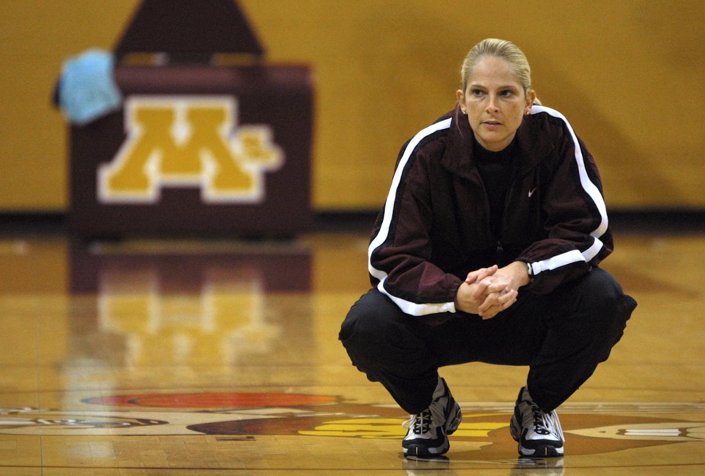 IN THIS PHOTO: Minneapolis, MN., Wednesday, 12/19/2001. Gophers Womens Basketball coach Brenda Oldfield watched her team workout during practice at the Sports Pavilion. ORG XMIT: MIN2018040916540420