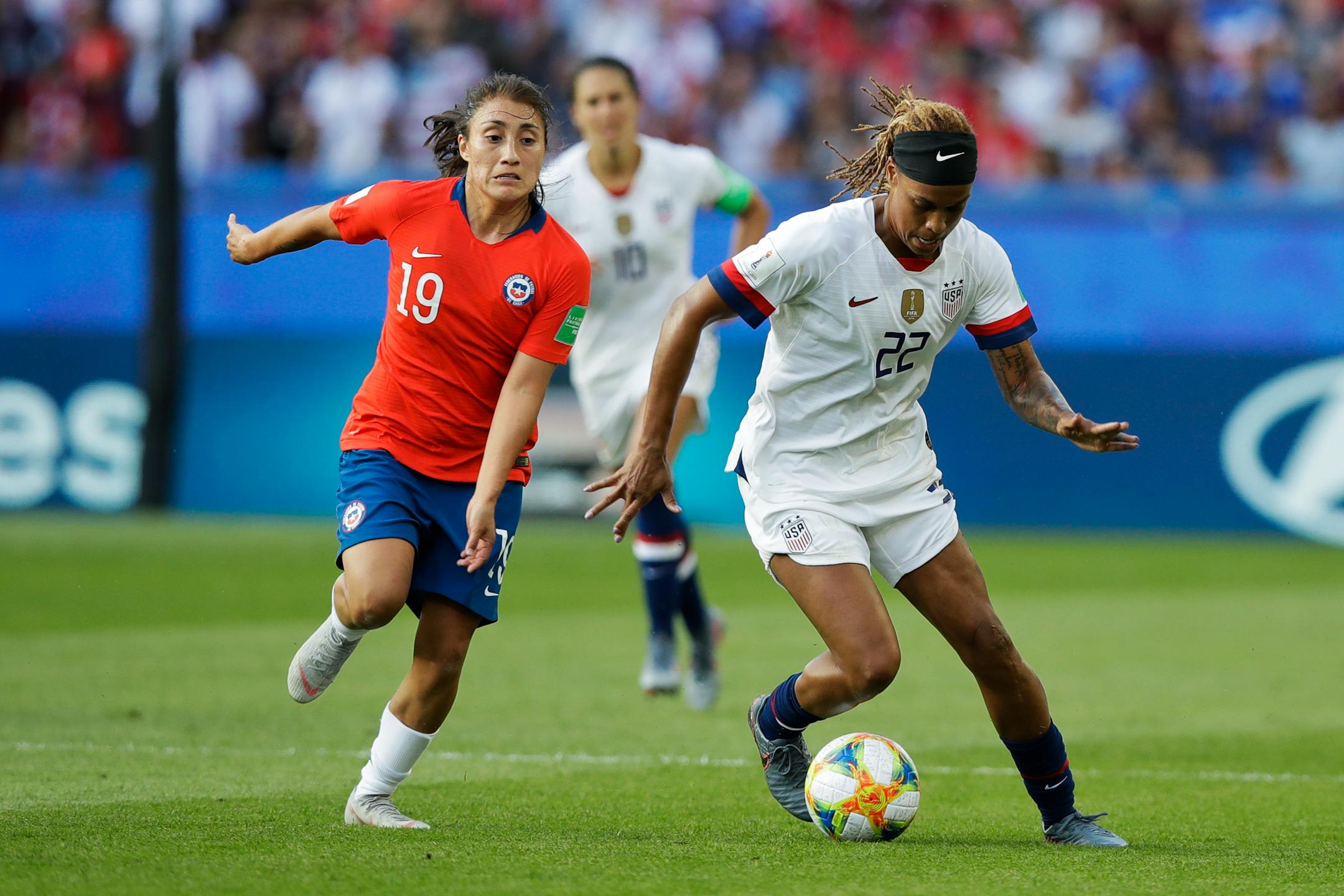 United States' Jessica Mcdonald, right, vies for the ball with Chile's Yessenia Huenteo during the Women's World Cup Group F soccer match between United States and Chile at Parc des Princes in Paris, France, Sunday, June 16, 2019. (AP Photo/Alessandra Tarantino)
