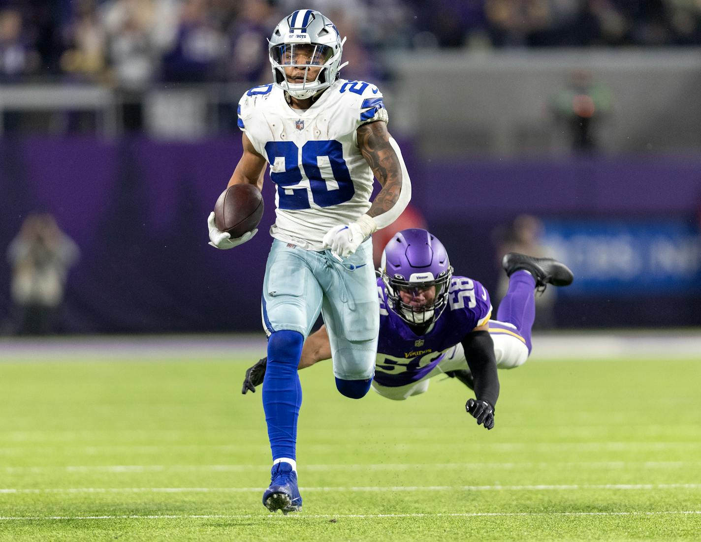 Tony Pollard (20) of the Dallas Cowboys breaks away from Jordan Hicks (58) of the Minnesota Vikings for a touchdown in the third quarter Sunday, November 2, 20220, at U.S. Bank Stadium in Minneapolis, Minn. ] CARLOS GONZALEZ • carlos.gonzalez@startribune.com.