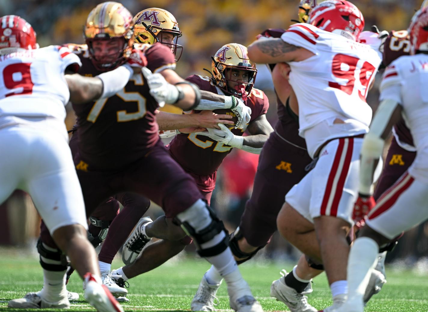 Minnesota Gophers quarterback Athan Kaliakmanis (8) hands off the ball to running back Zach Evans (26) for a touchdown against the Louisiana-Lafayette Ragin Cajuns Saturday, Sept. 30, 2023 at Huntington Bank Stadium in Minneapolis, Minn. ] AARON LAVINSKY • aaron.lavinsky@startribune.com