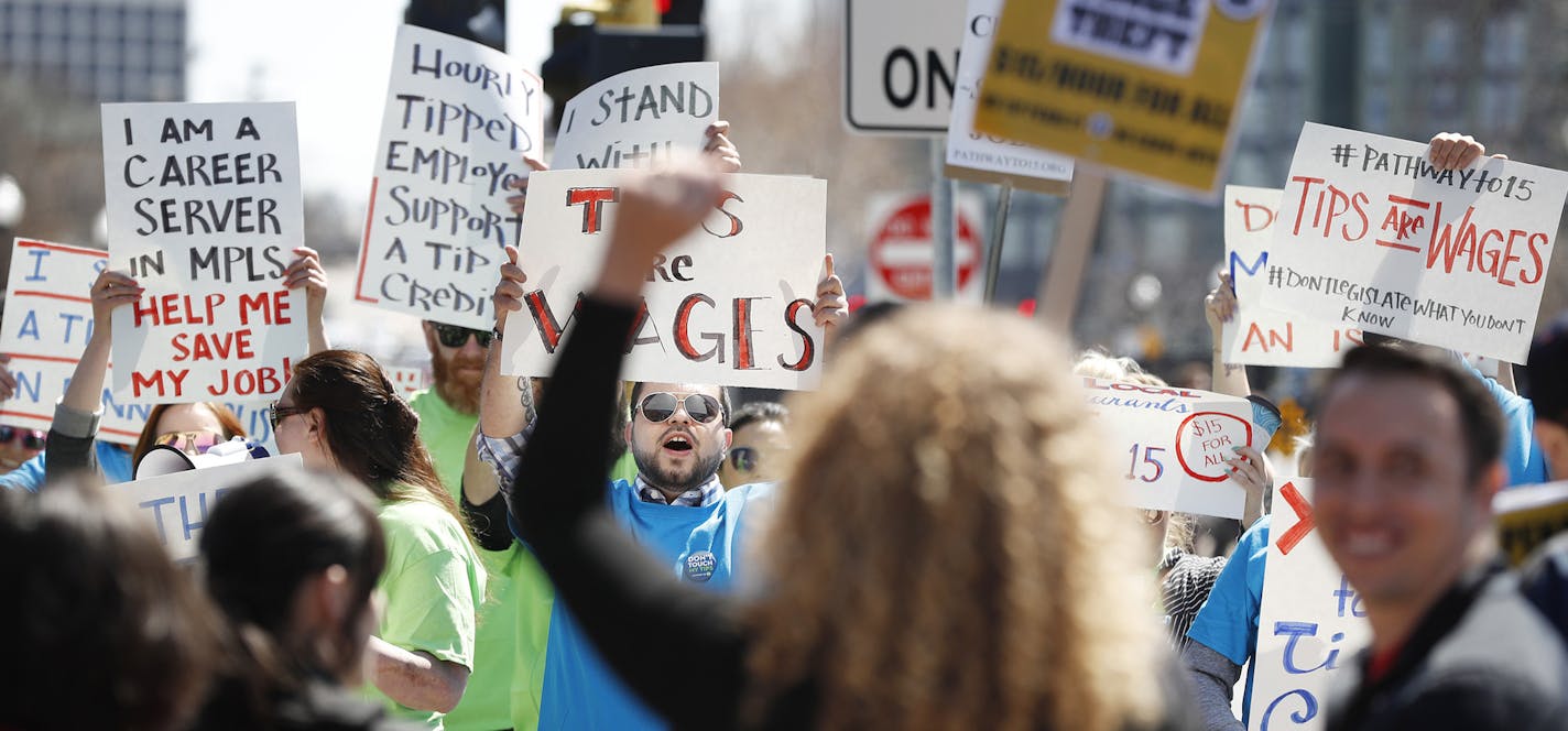 Activist from 15Now Minnesota in the foreground are pushing for a $15 minimum wage, faced off with restaurant servers who want a tip carve out near Buffalo Wild Wings on the UoM campus Monday April 17, 2017 in Minneapolis, MN.] JERRY HOLT &#xef; jerry.holt@startribune.com ORG XMIT: MIN1704171459351416