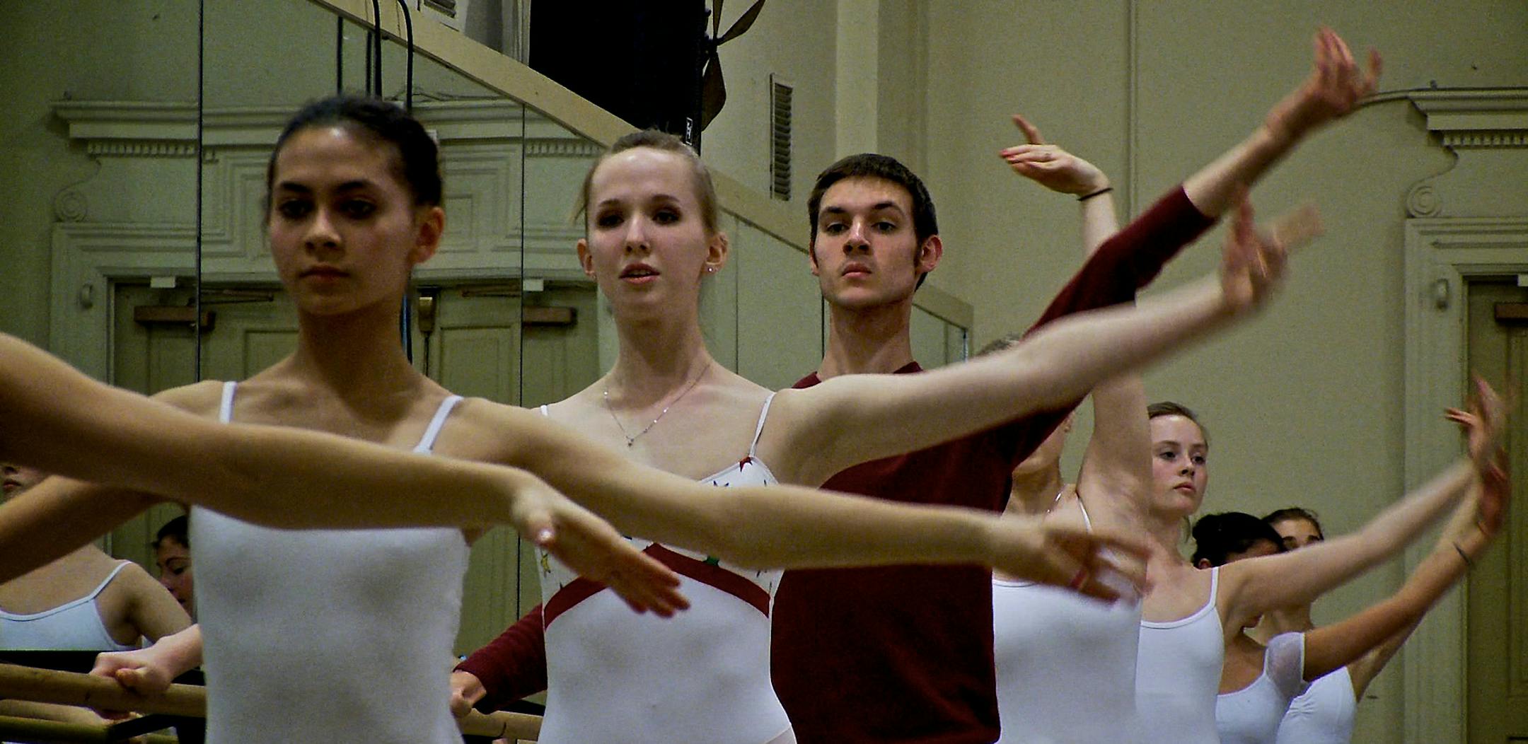 STEVE RICE ï srice@startribune.com Minneapolis, MN 11/21/2008] 5:30 PM -- A dance class at MDT.