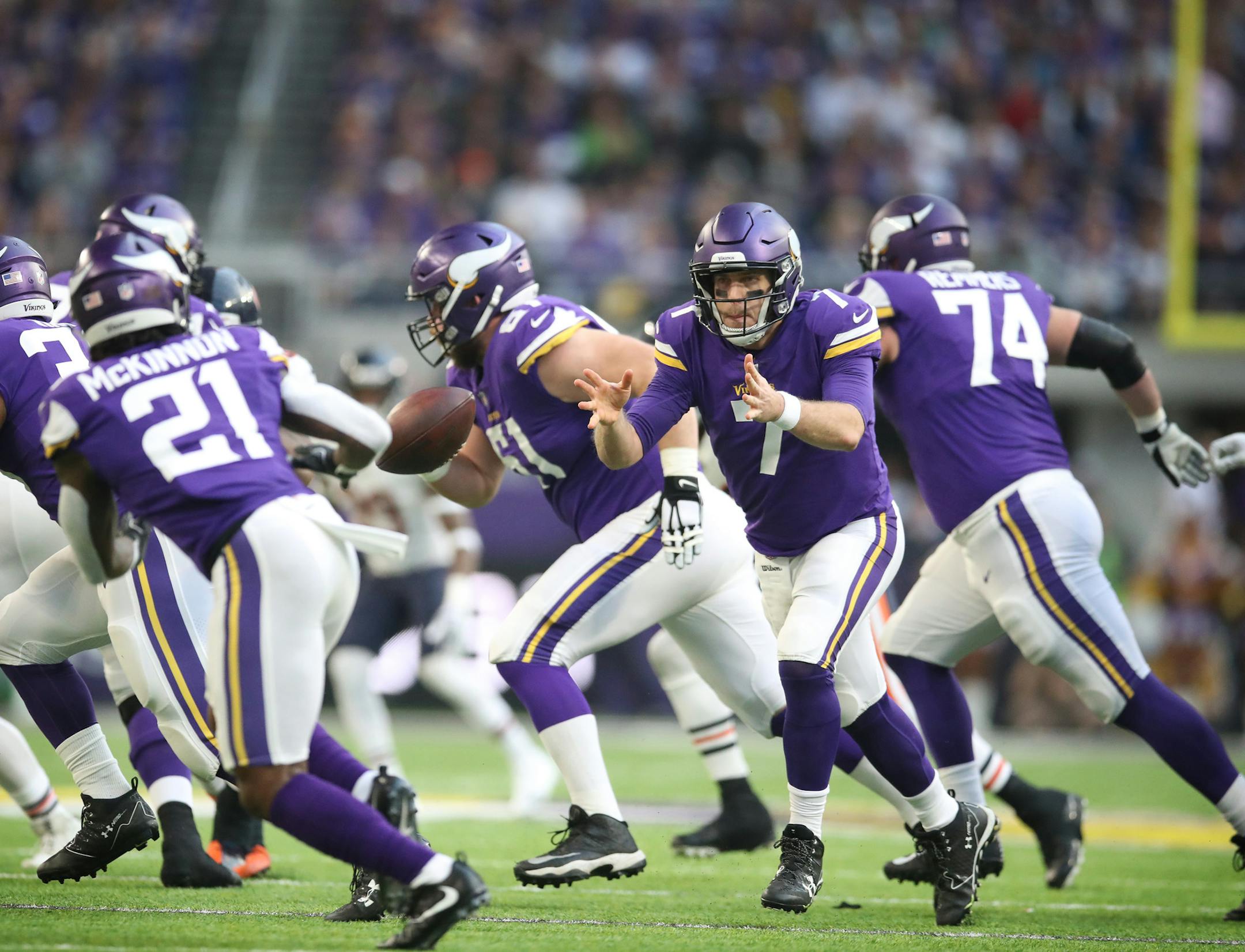 Minnesota Vikings quarterback Case Keenum (7) pitched the ball to running back Jerick McKinnon (21) in the first quarter at U.S. Bank Stadium Sunday December 31, 2017 in Minneapolis, MN.] JERRY HOLT ï jerry.holt@startribune.com