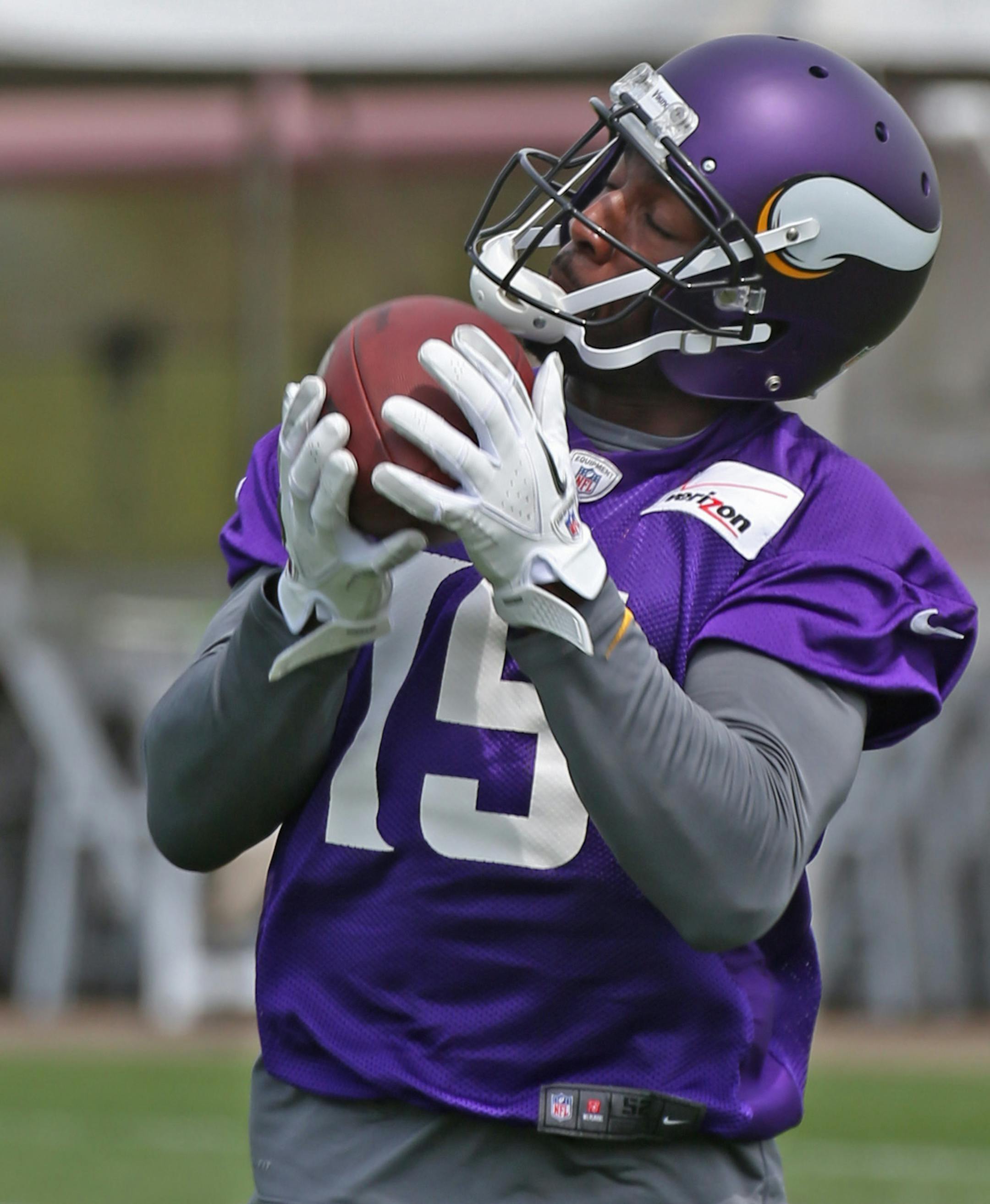 Vikings wide receiver Greg Jennings pulled in a pass during the 3rd day of Vikings mini-camp at Winter Park on 6/20/13.] Bruce Bisping/Star Tribune bbisping@startribune.com Greg Jennings/roster.