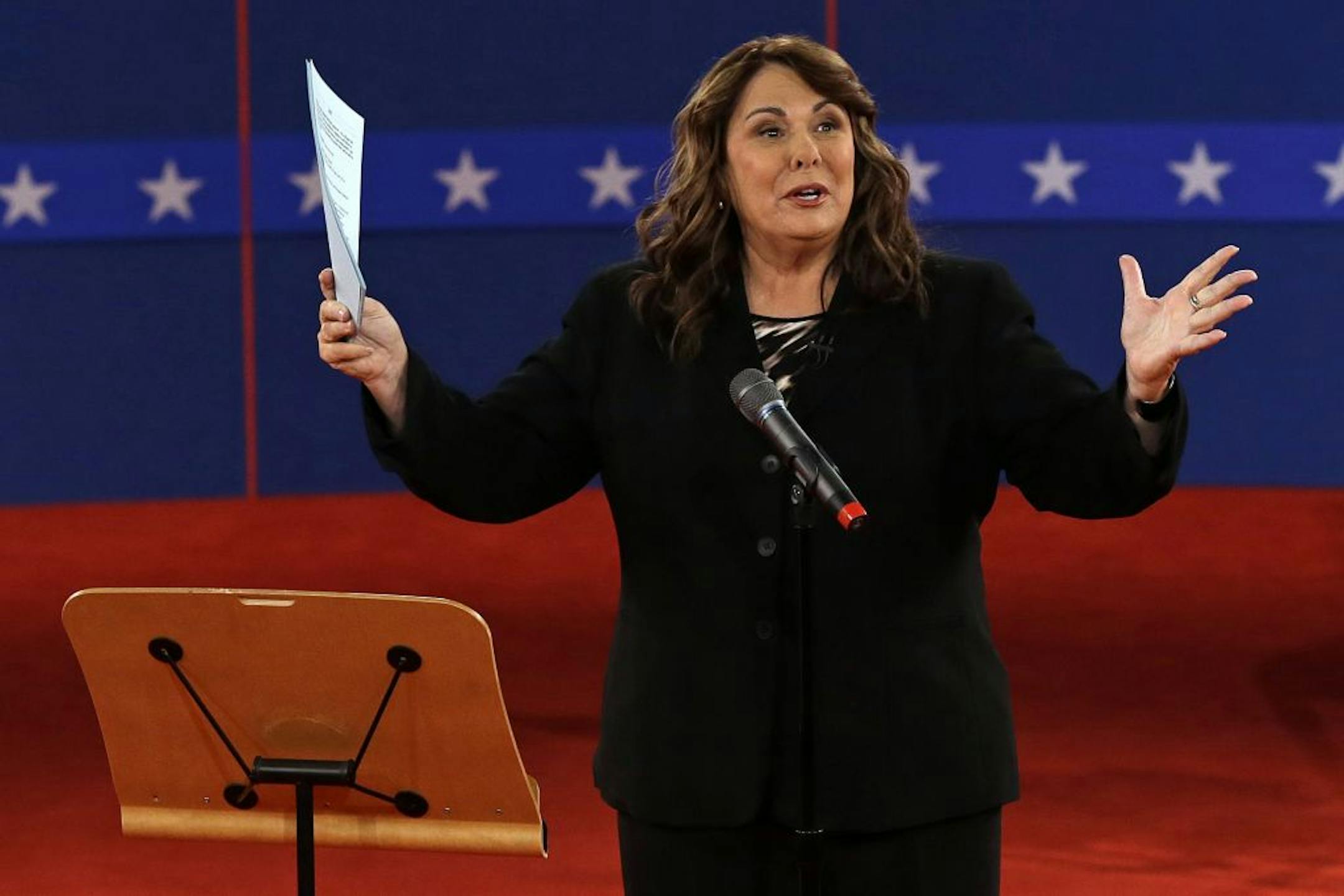 Moderator Candy Crowley talks to the audience before the second presidential debate at Hofstra University, Tuesday, Oct. 16, 2012, in Hempstead, N.Y.