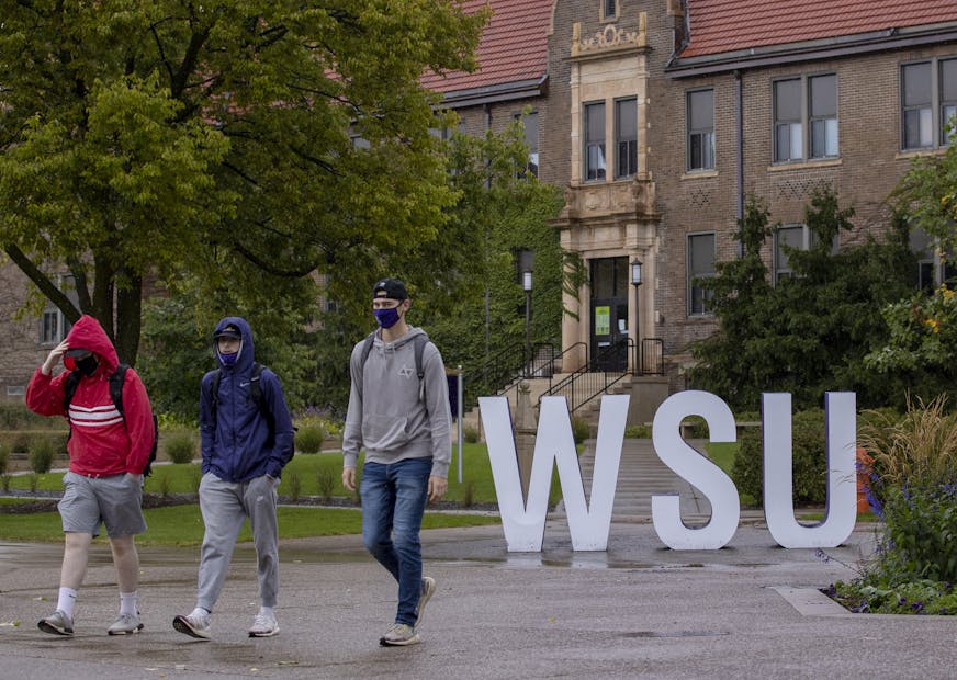 Students walked on the campus of Winona State University. ] CARLOS GONZALEZ • cgonzalez@startribune.com – Winona, MN, – September 24, 2020, A sense of normalcy has returned to college towns across Minnesota since the start of the fall semester, but with it has come increases in COVID-19 cases and greater risk to small communities like Winona,