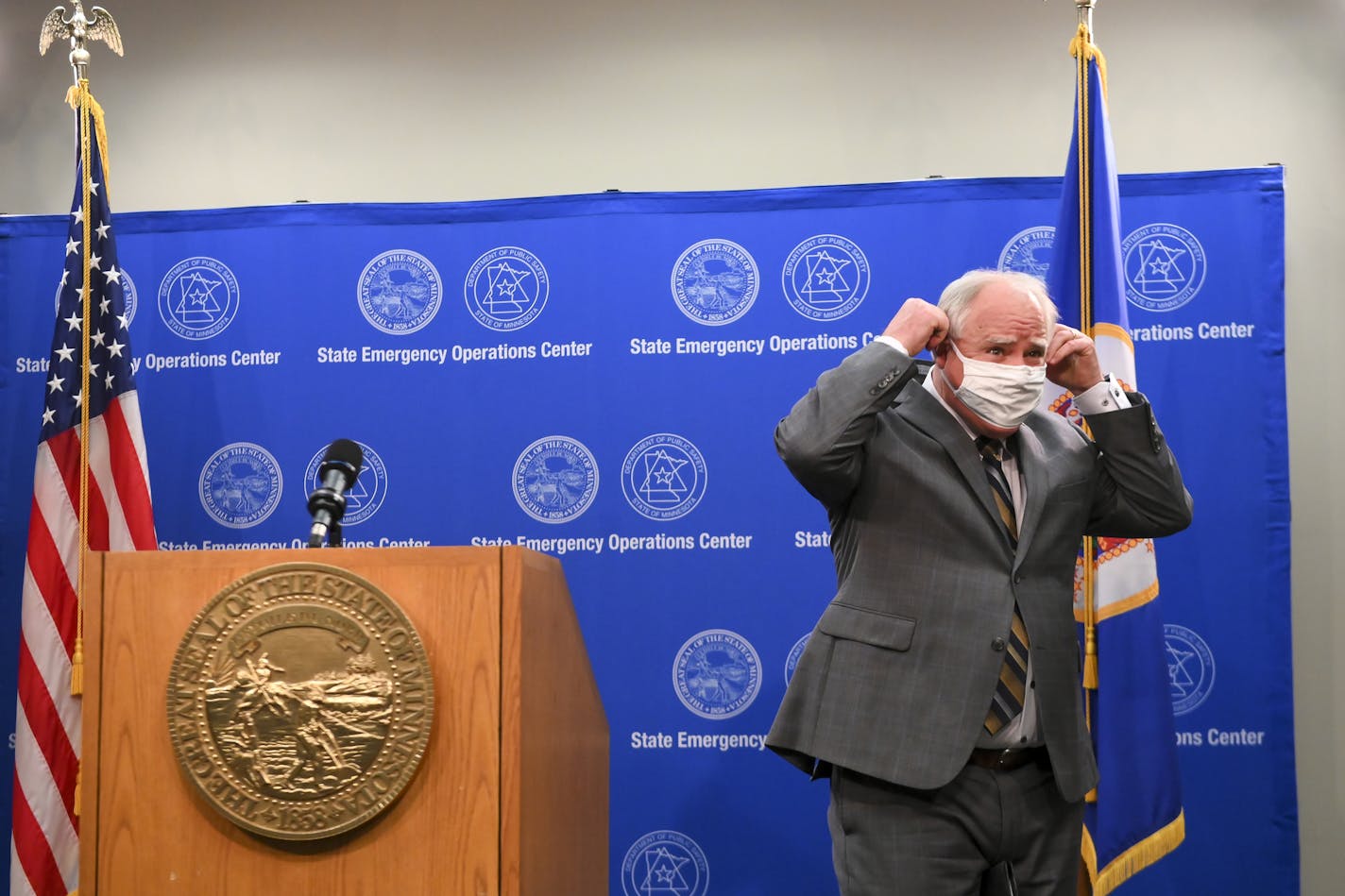 Minnesota Gov. Tim Walz put on a face mask as he left the podium following his afternoon press conference Thursday. ] aaron.lavinsky@startribune.com Minnesota Gov. Tim Walz held a press conference on Thursday, April 23, 2020 in the Department of Public Safety's media briefing room in St. Paul, Minn.