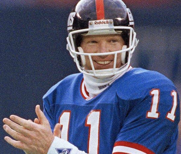 New York Giants quarterback Phil Simms (11), applauds after the Giants made a crucial first down in the fourth quarter against the Houston Oilers at G