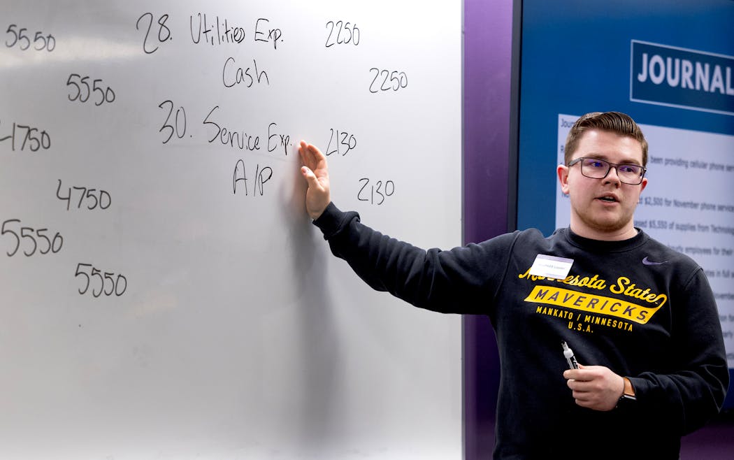 MavPASS leader Samuel Christenson worked with students during a study session for an accounting class that teaches students to prepare and analyze financial statements. The class is a prerequisite for multiple accounting and business programs.