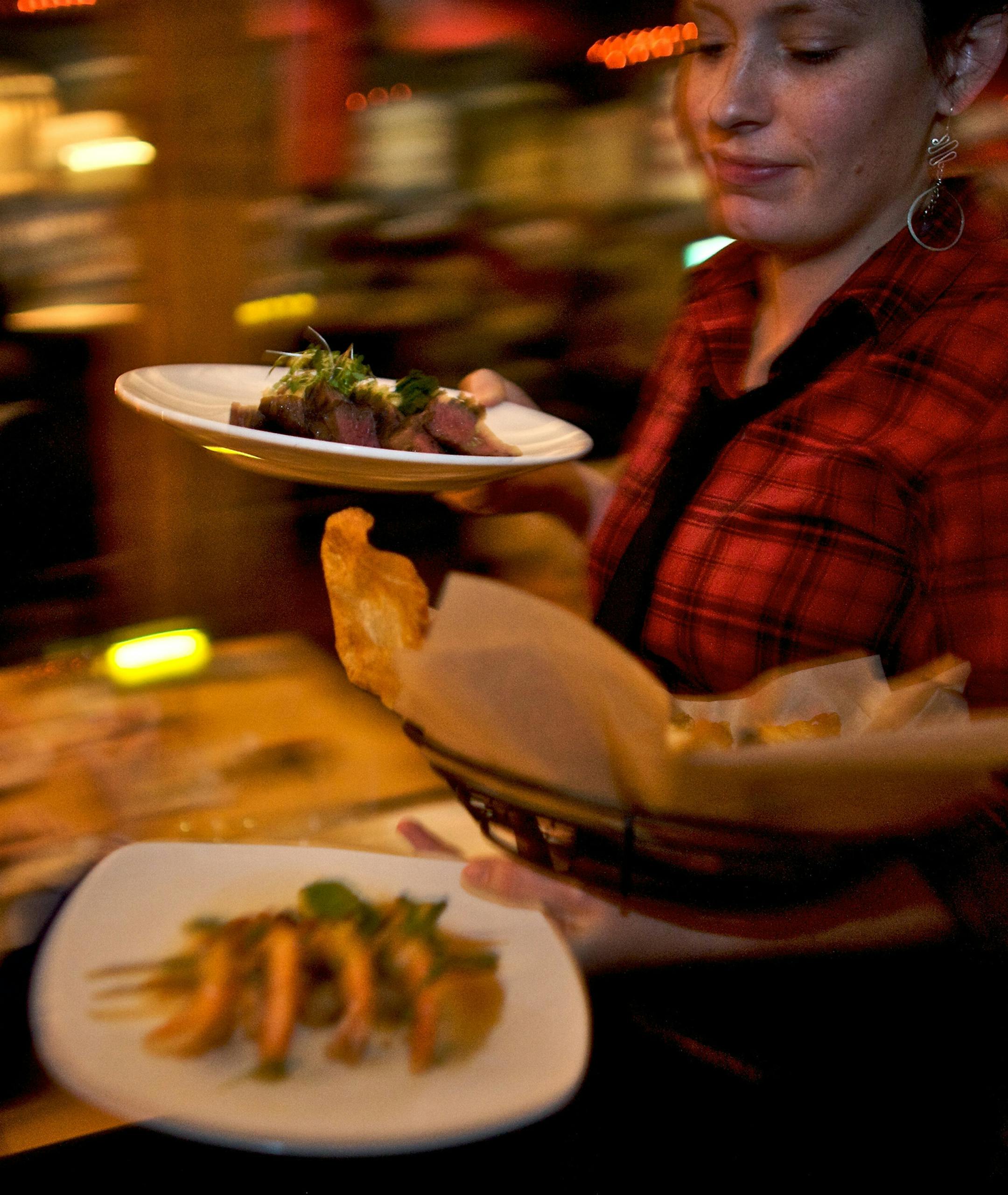 "STEVE RICE &#xc7;&#x192;&#xa2; srice@startribune.com Minneapolis, MN 12/12/2008] Samantha Waldron, server, brings food to the table at the Red Stag Supper Club. ORG XMIT: MIN2018090318320048