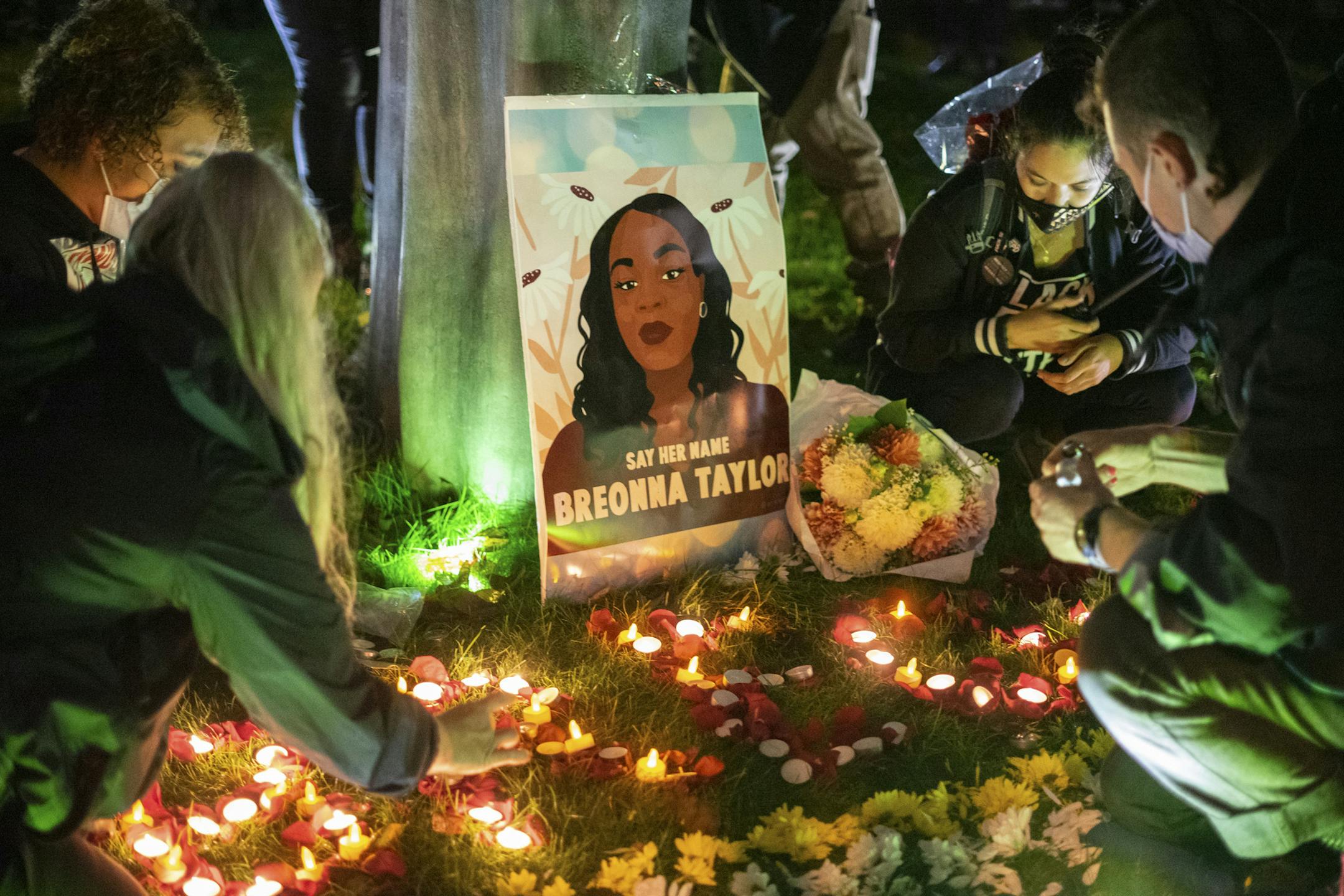 Mourners pay tribute to Breonna Taylor in downtown Seattle, Sept. 23, 2020. Anger over Breonna TaylorÕs killing by police and the prosecutorsÕ handling of the case has spread far from Louisville, with protests on Wednesday night drawing crowds in cities around the nation. (Chloe Collyer/The New York Times)