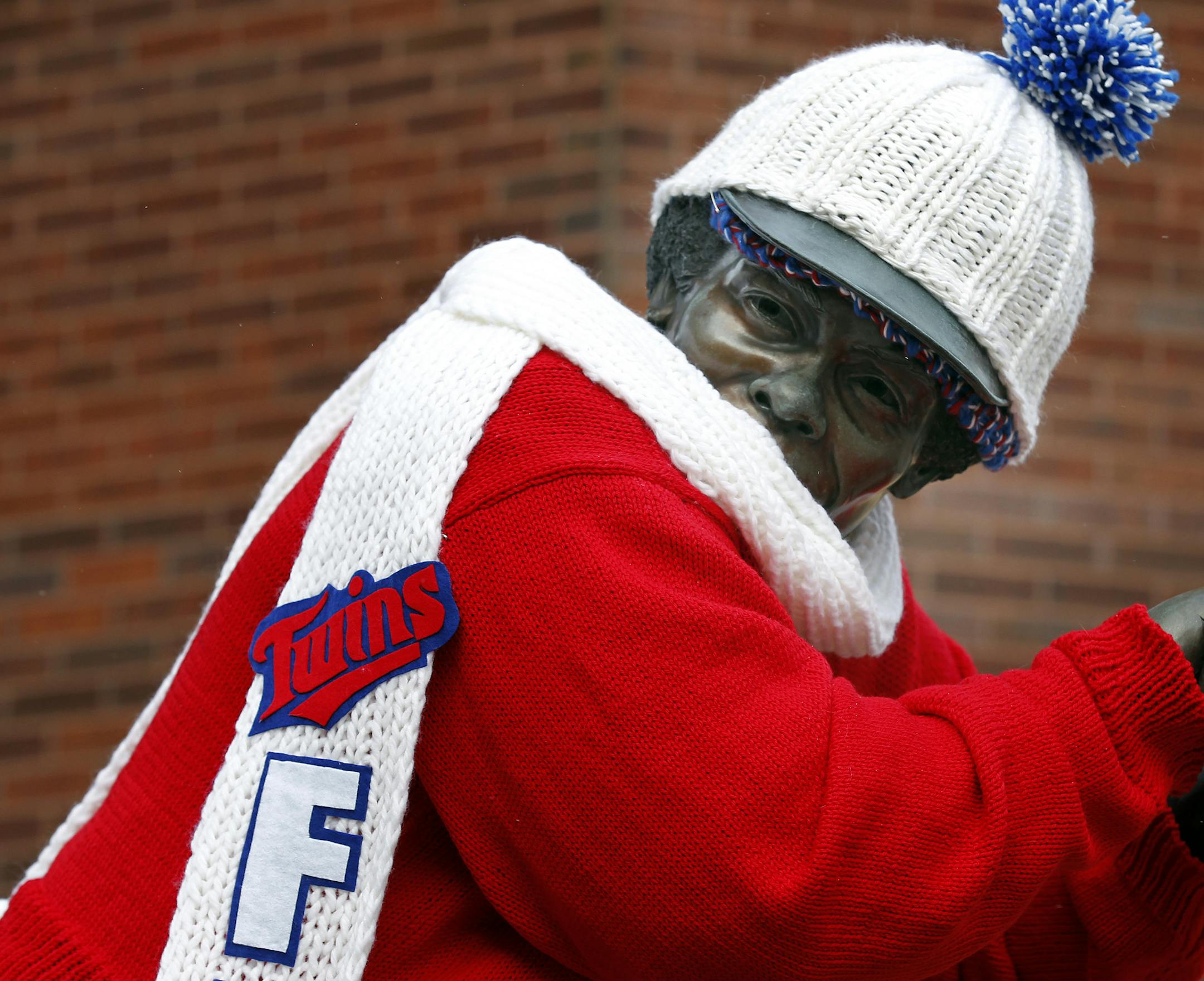 A statue of hall of famer and former Minnesota Twins player Rod Carew was dresses with a hat, scarf and sweater outside of Target Field in Minneapolis, Minn. ] CARLOS GONZALEZ cgonzalez@startribune.com - January 20, 2013, Minneapolis, Minn., Target Field, Minnesota Twins, ORG XMIT: MIN1301201648300371