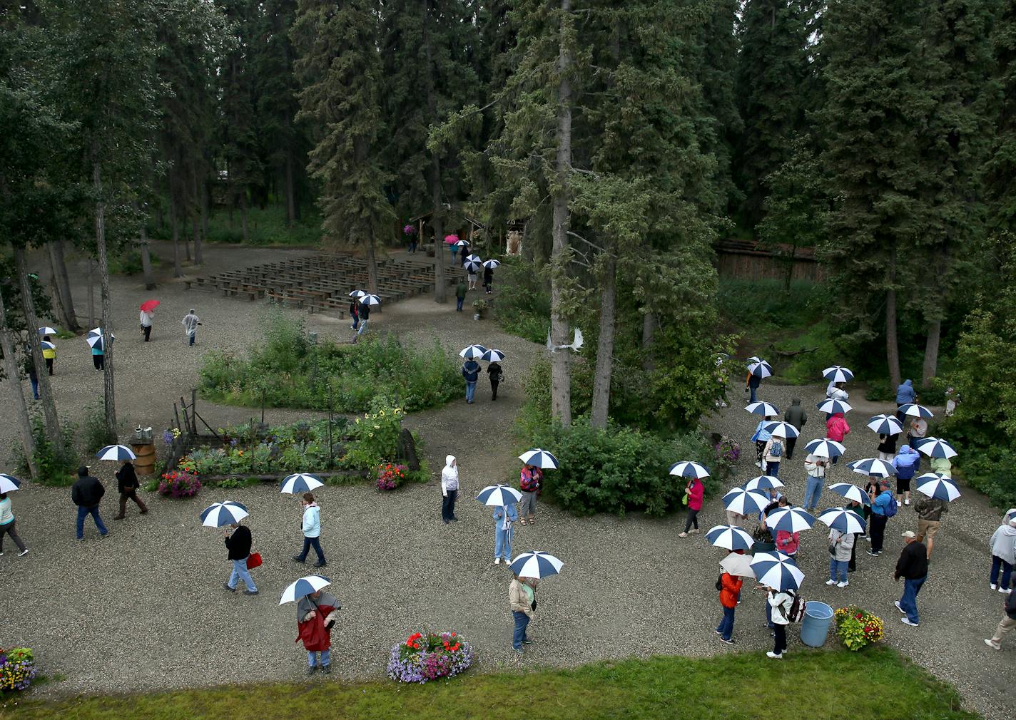 A boat tour on the Chena River included a stop at Chena, an Athabaskan village. Guides explained how the Athabaskans survived in the harsh climate.