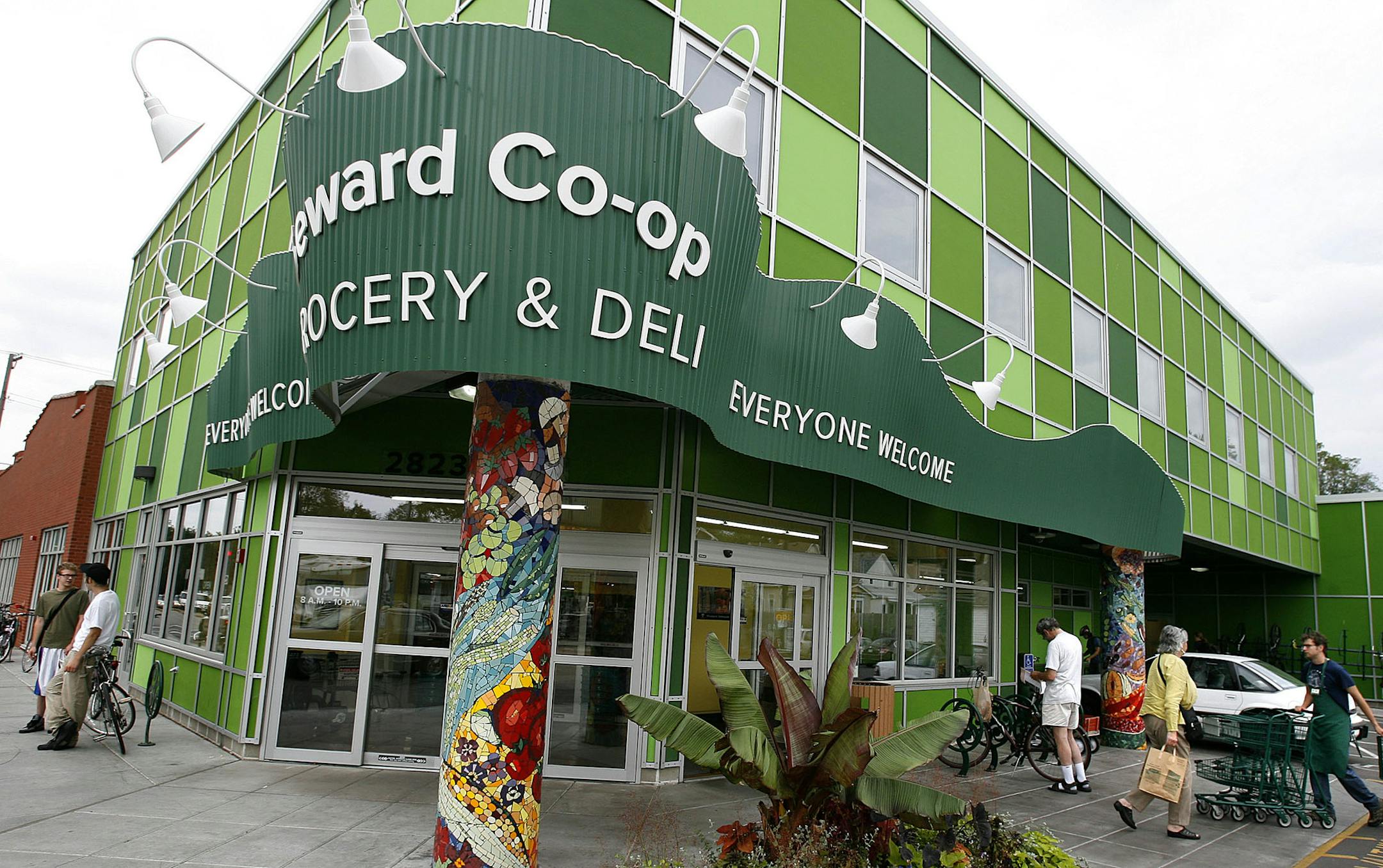 DAVID JOLES • djoles@startribune.comexpand, including adding new jobs. Minneapolis, MN - Aug. 13, 2009-] Minneapolis Mayor R.T. Rybak gave his budget address today. Among the successes he sited was the new and expanded Seward Coop, which received financial assistance to relocate and expand. ORG XMIT: MIN2013062113093251