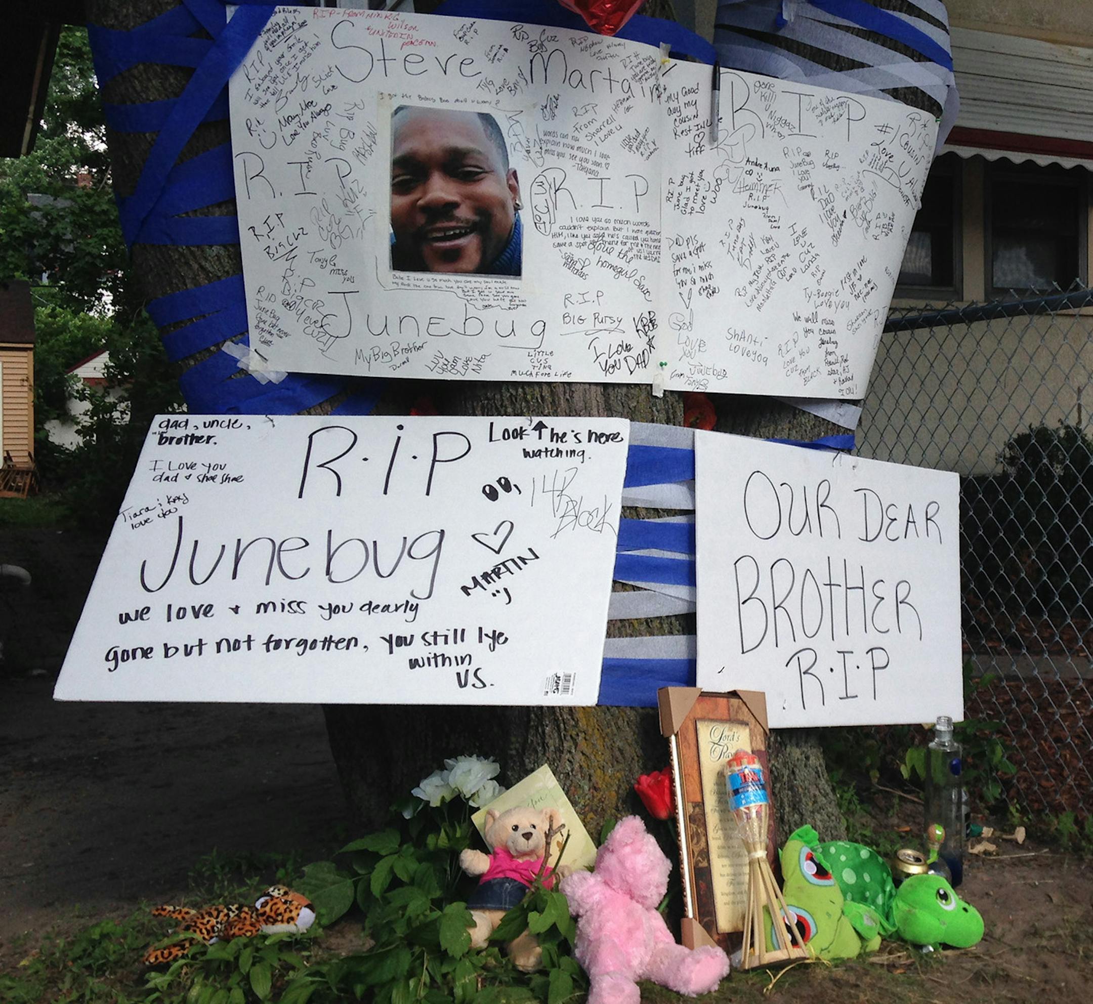 Shrine for Steve Martin. ORG XMIT: MIN1406241739163783