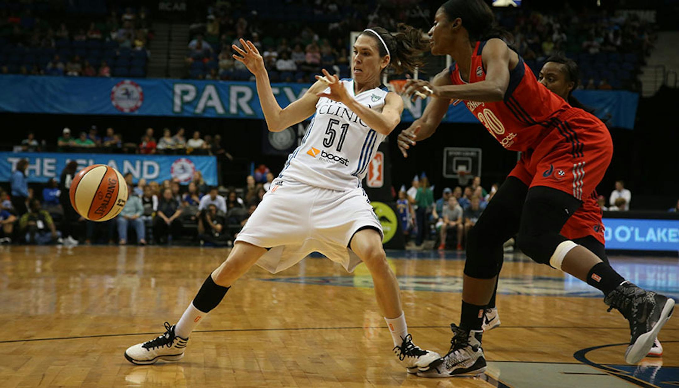 Washington's LaToya Sanders knocked the ball out of the hands of Lynx Anna Cruz during the first half.